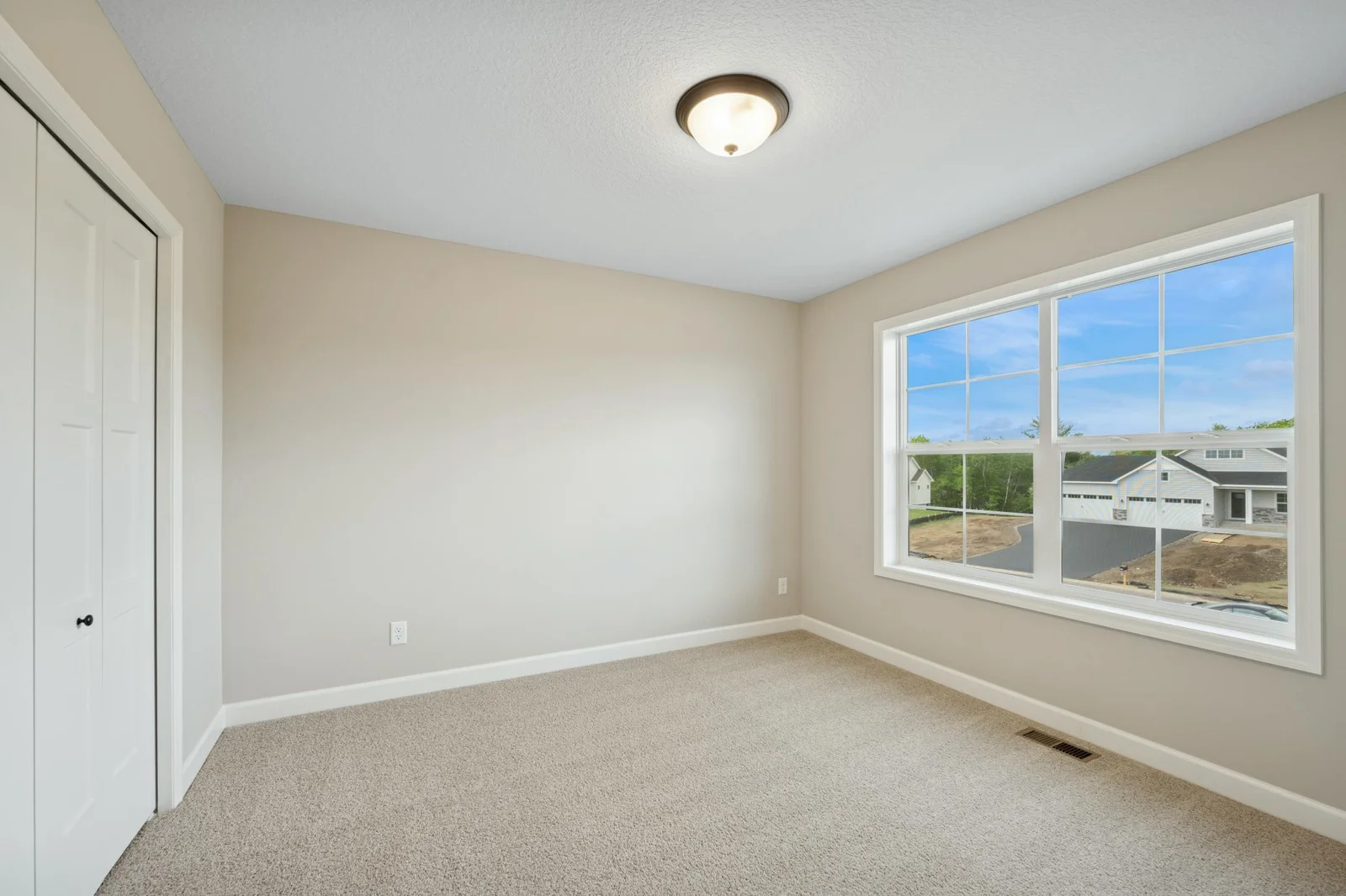 24. Bedroom.jpg