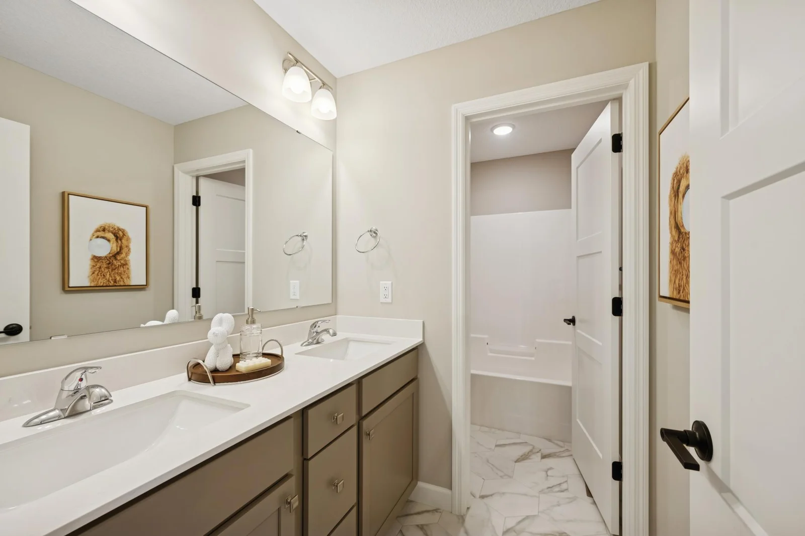 23. Bathroom.jpg