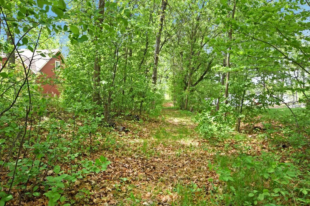 This property has deeded access to Dade Lake.