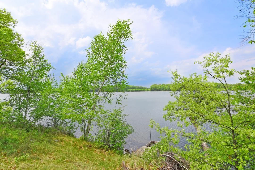 This property has deeded access to Dade Lake.