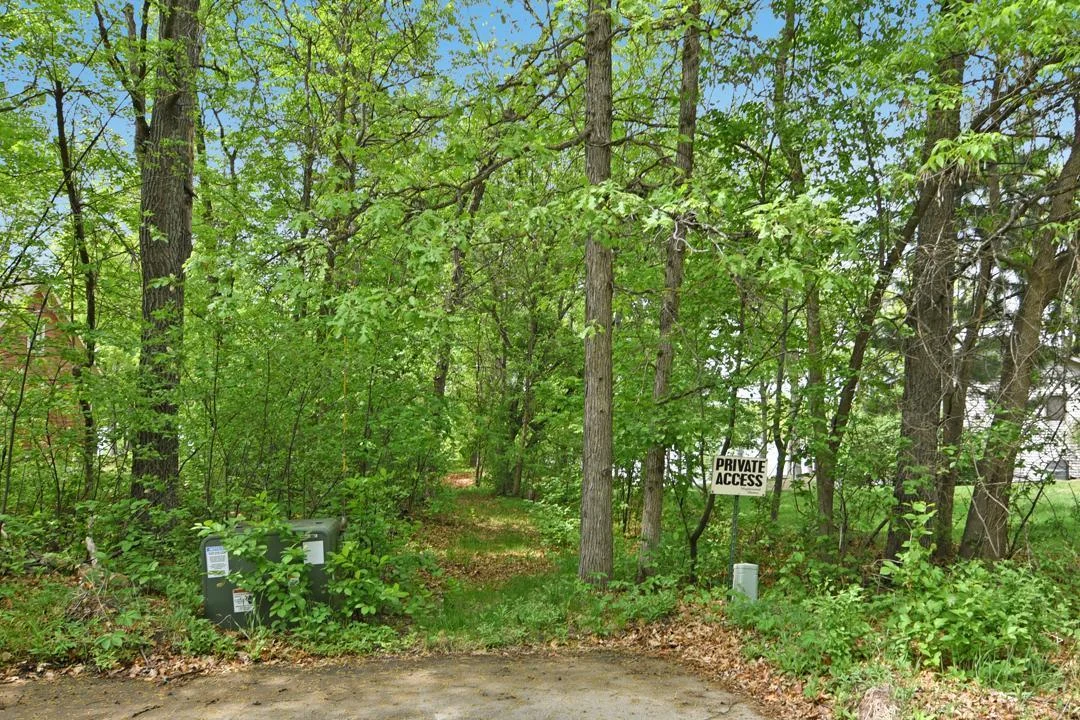 This property has deeded access to Dade Lake.