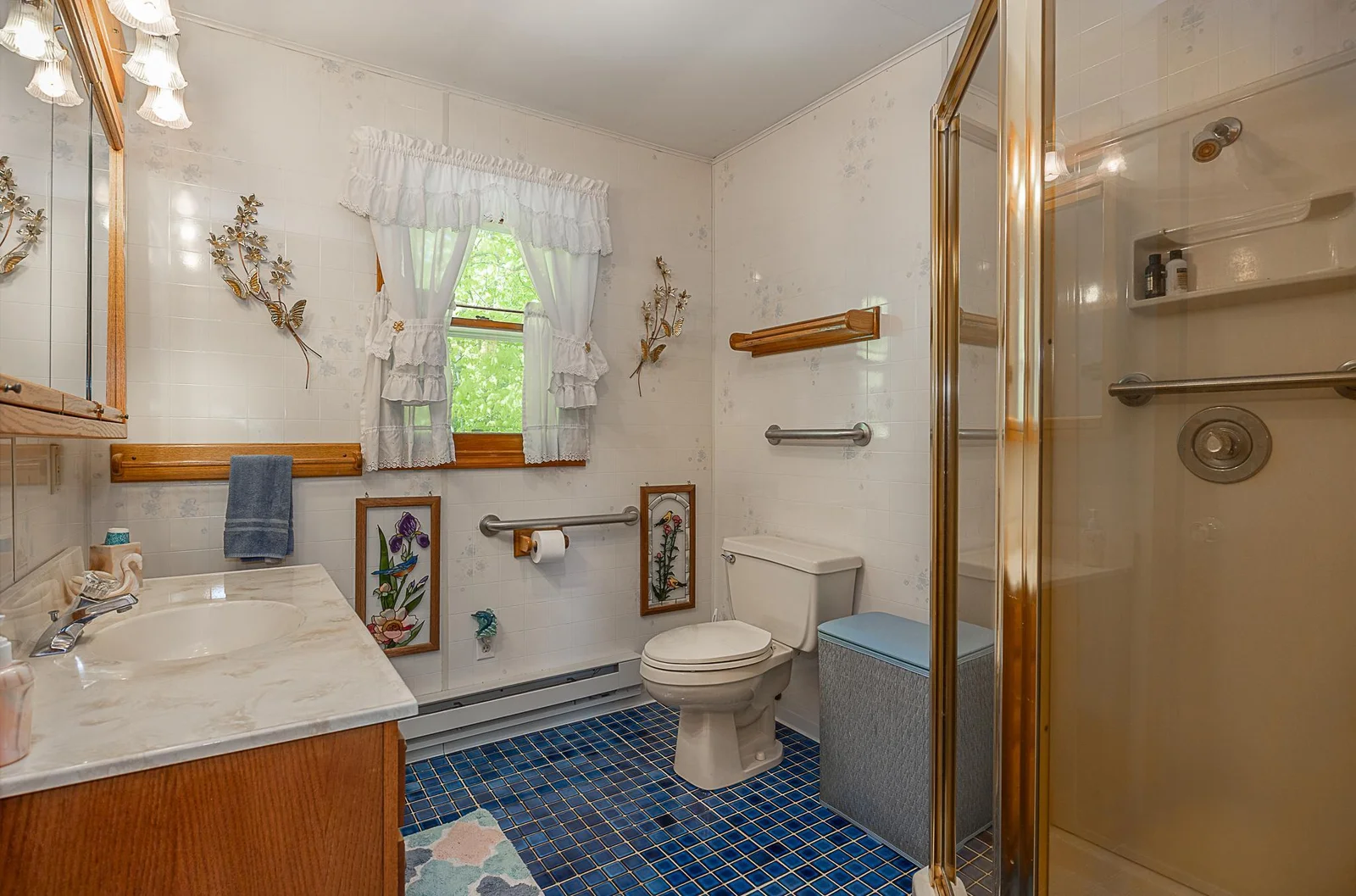 Spacious bathroom.