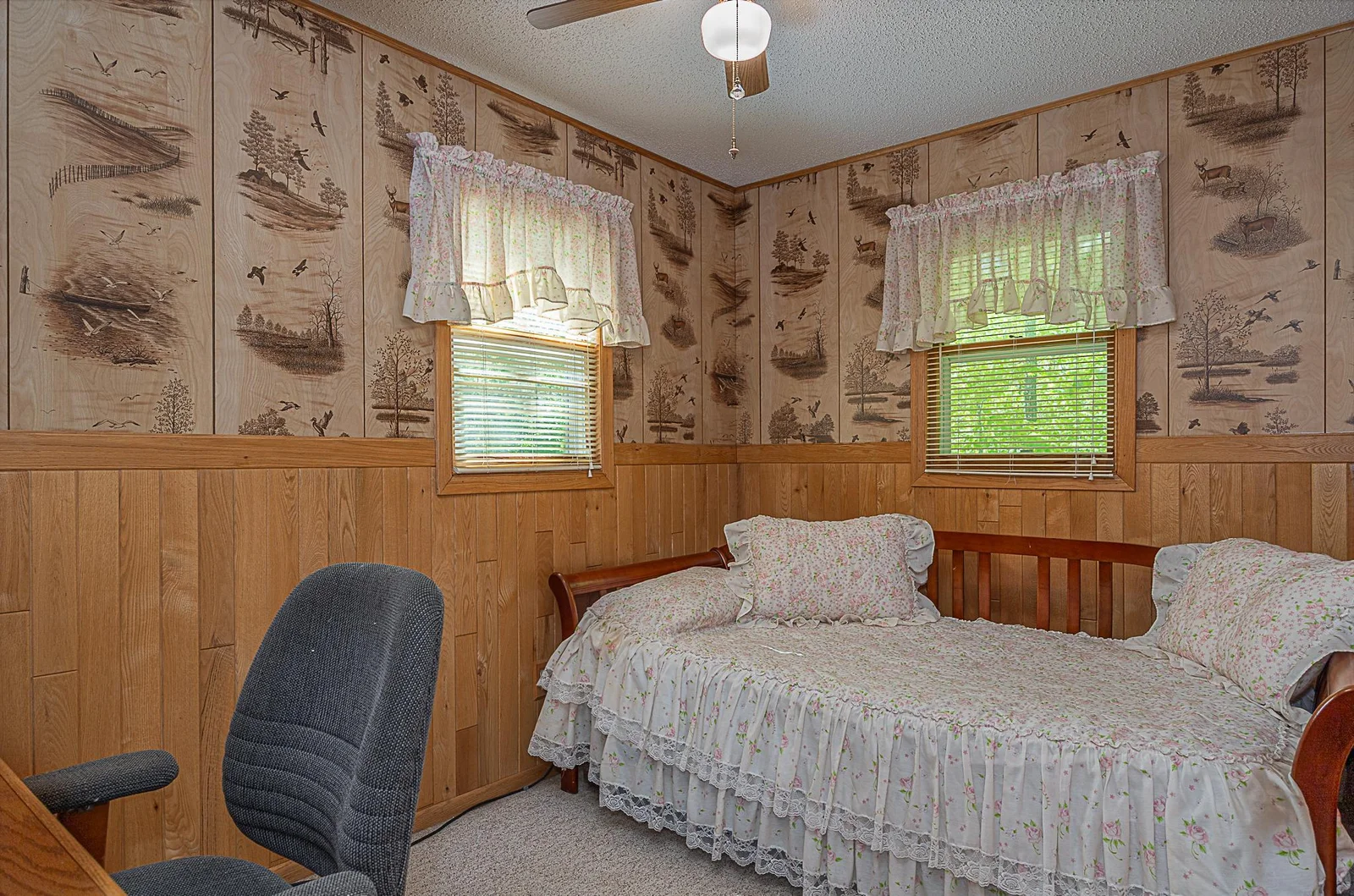 Second bedroom.