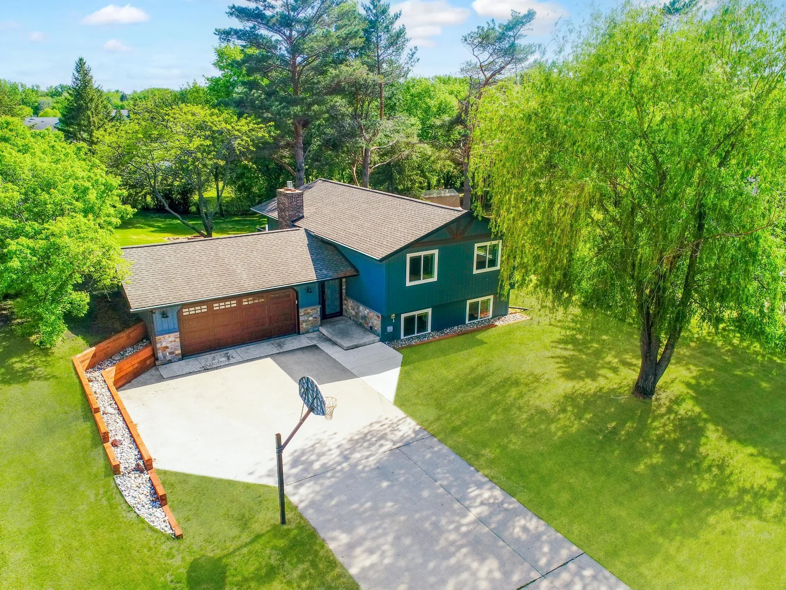 Nestled in a great, convenient location just 5 minutes from all the amenities Alexandria has to offer!
