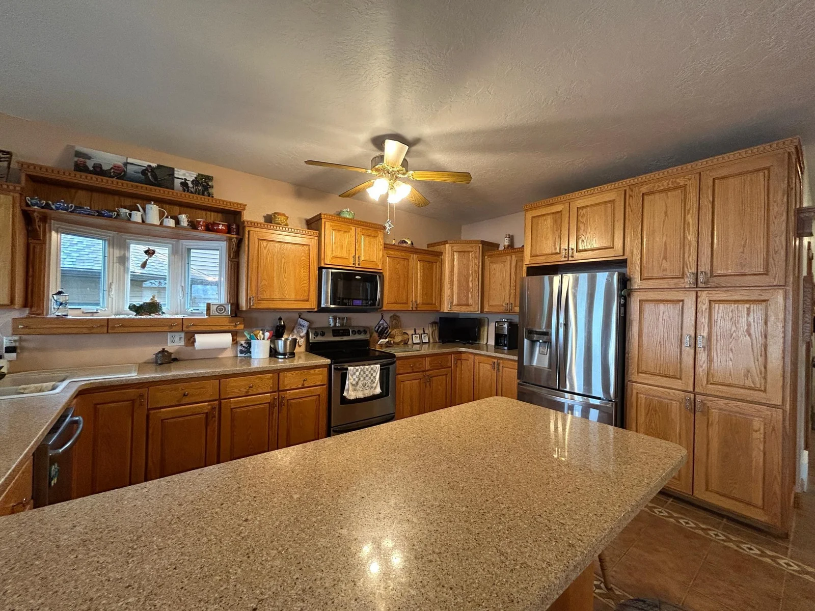 Bright, Spacious Kitchen.JPG