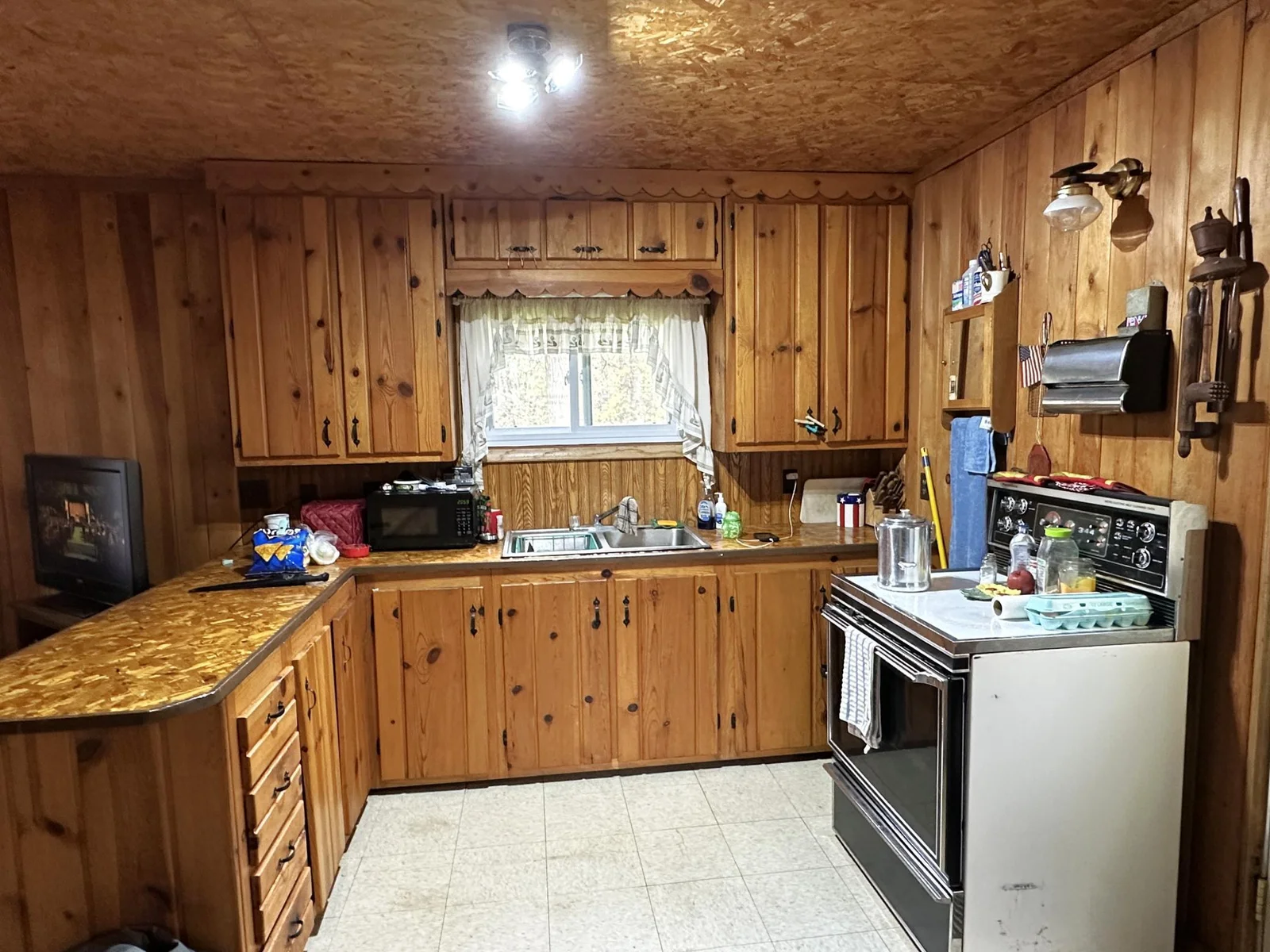 1529 Riddell Rd Eat In Kitchen 1.JPG