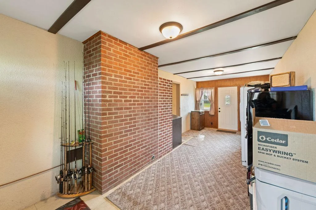 Breezeway also features a entry access door from the front for convenience!