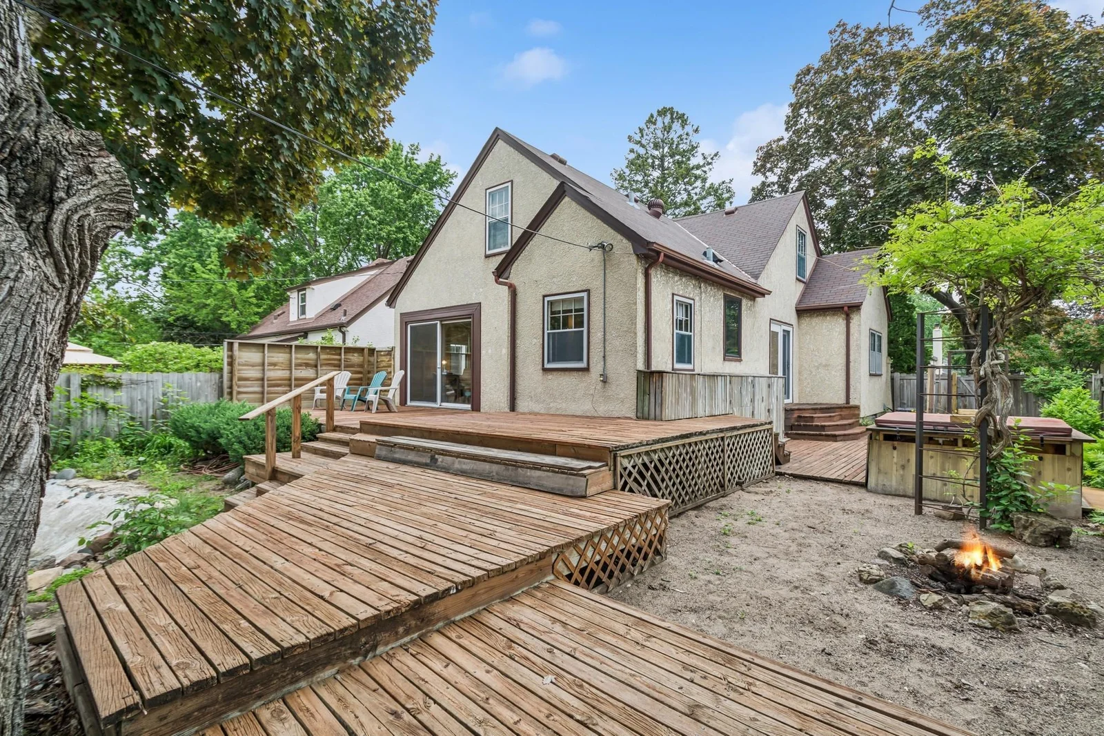 Fully fenced backyard and great backyard for entertaining