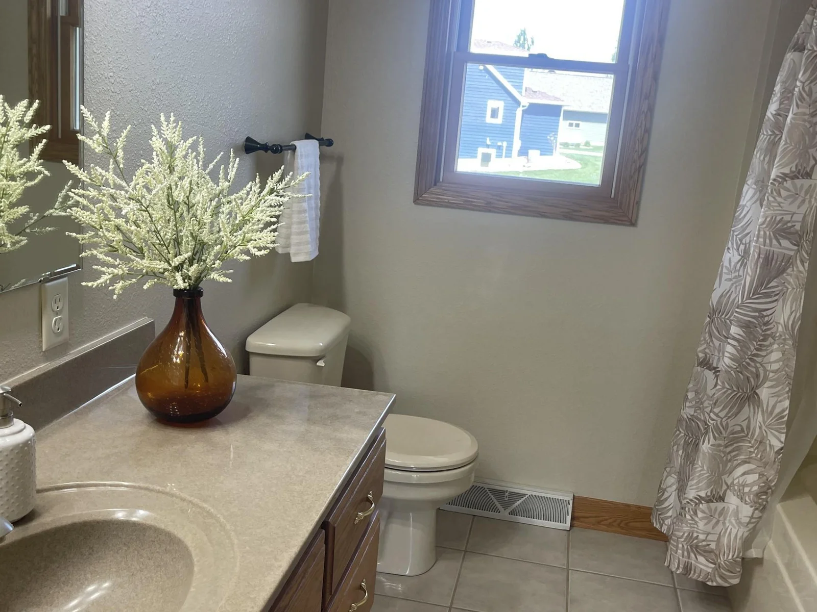 22 lake main bath.jpg