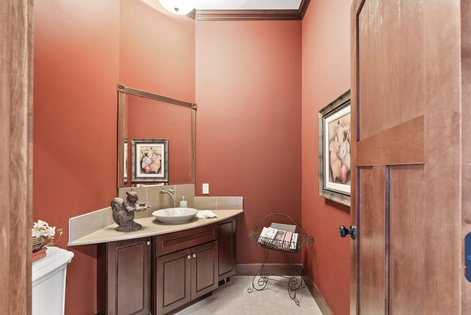 Main floor 1/2 bath