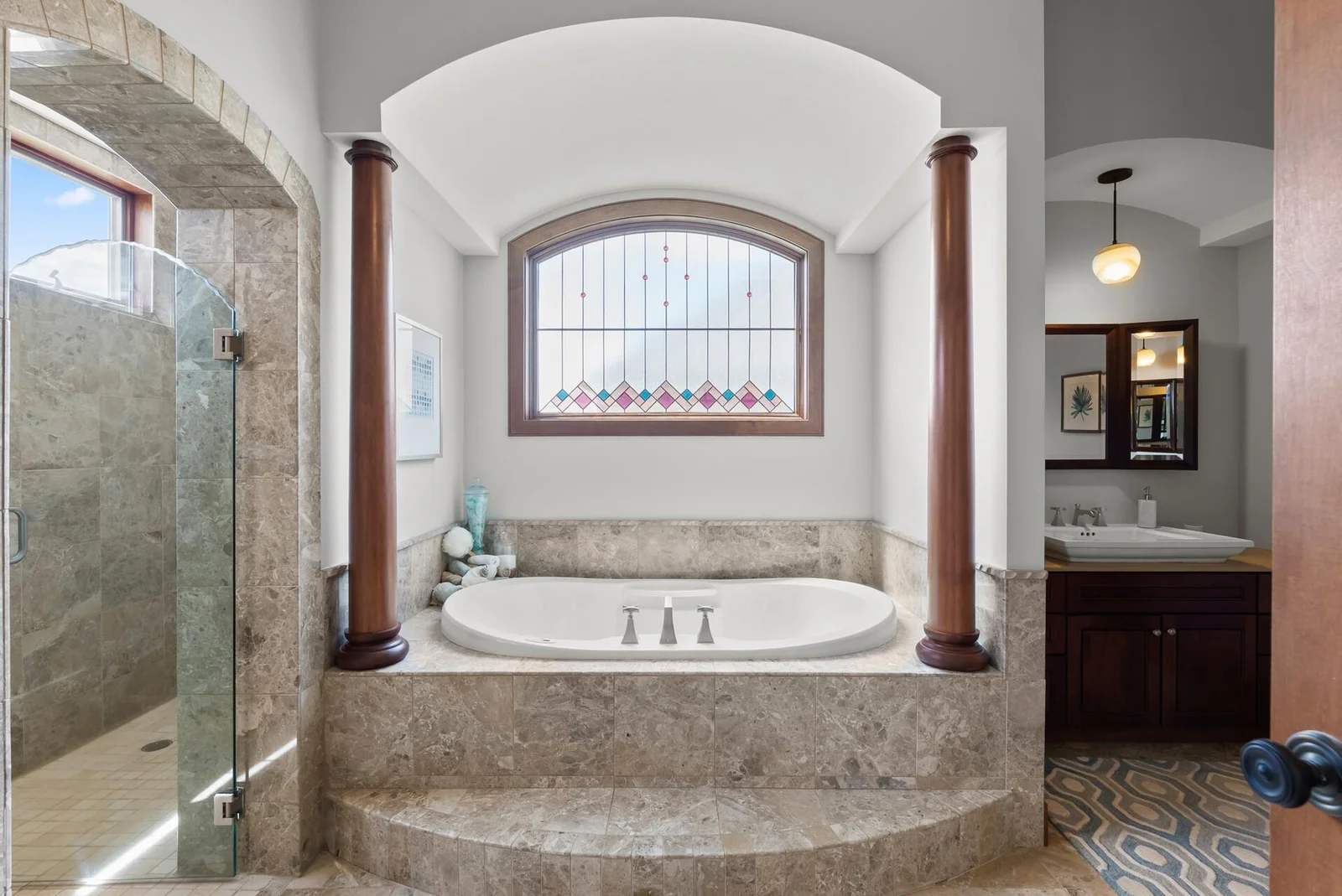 Sitting in this air tub you'll feel like a queen!