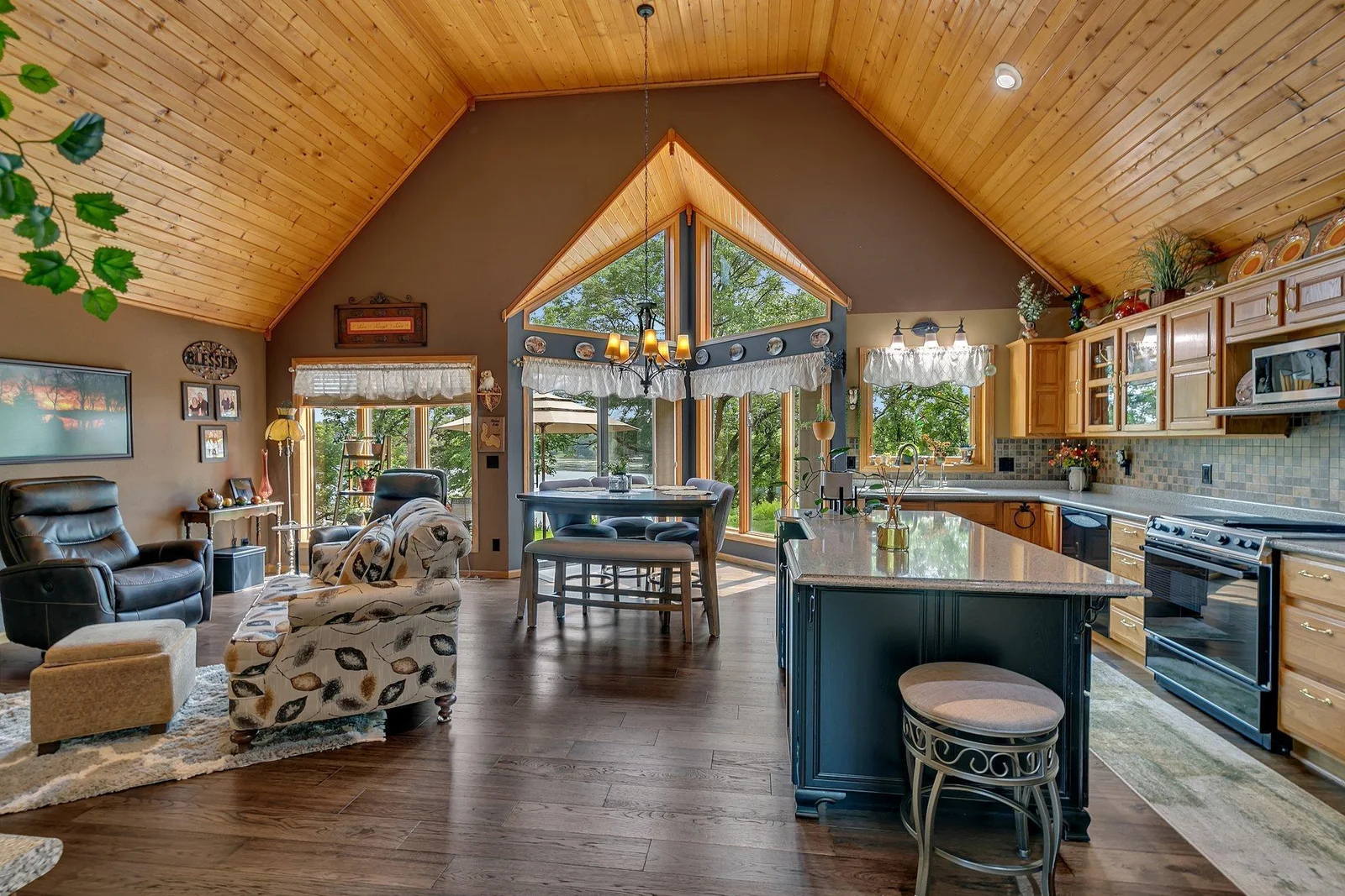 This space is absolutely amazing! Vaulted ceilings, large open space great for family time or entertaining, amazing lake views along with access to the large lakeside paver patio. This home has it all!