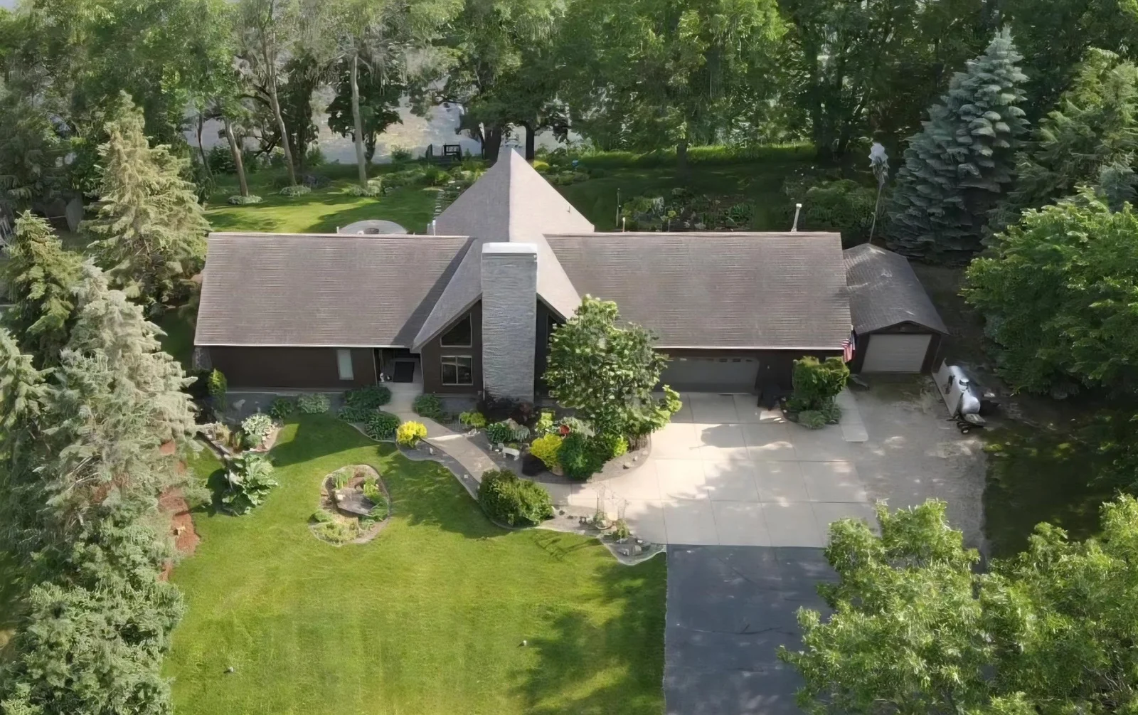 View showing all the landscaping throughout. This property is well maintained & move in ready. Come take a look!