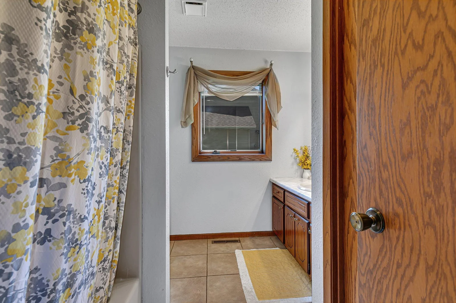 Main level full bathroom