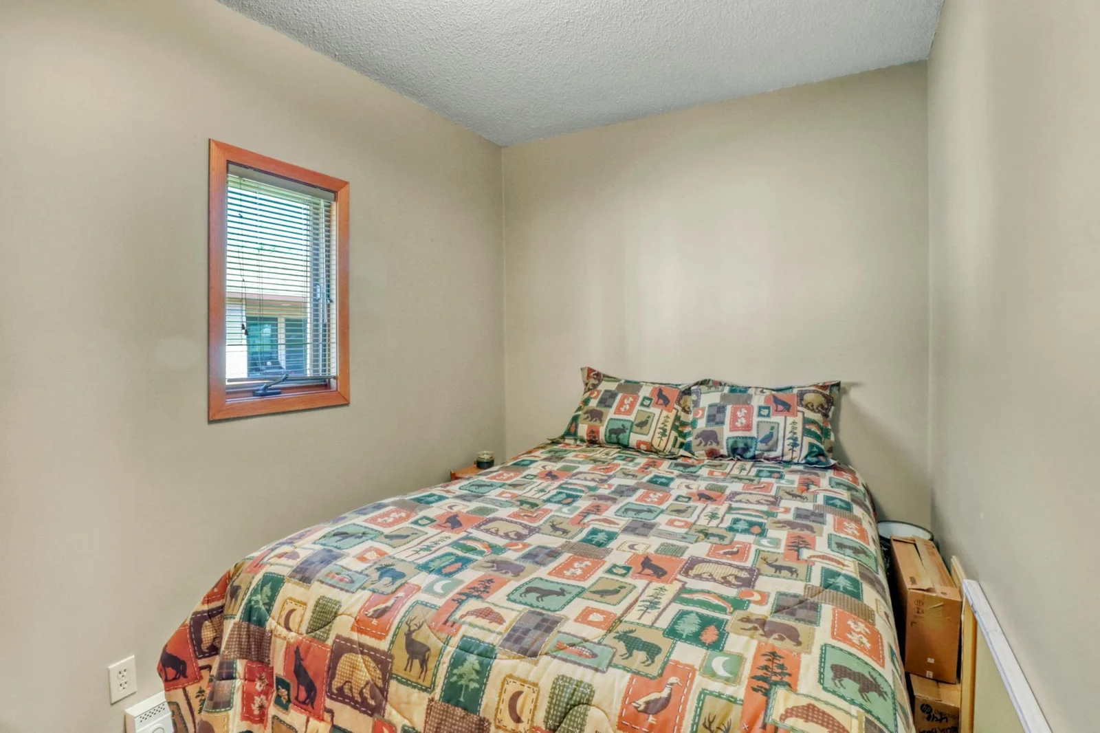 Bedroom2_1.JPG