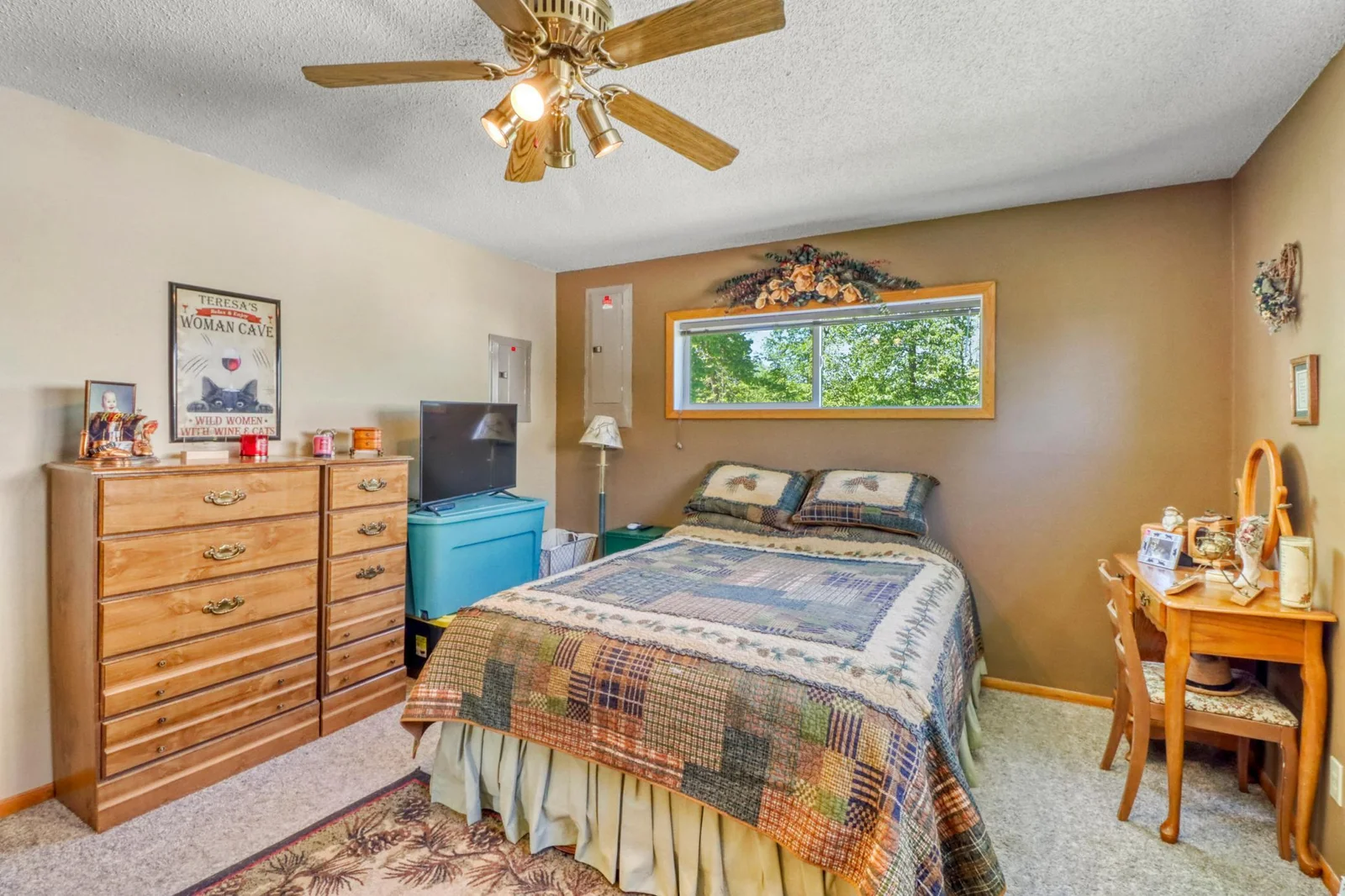 Bedroom1_1.JPG