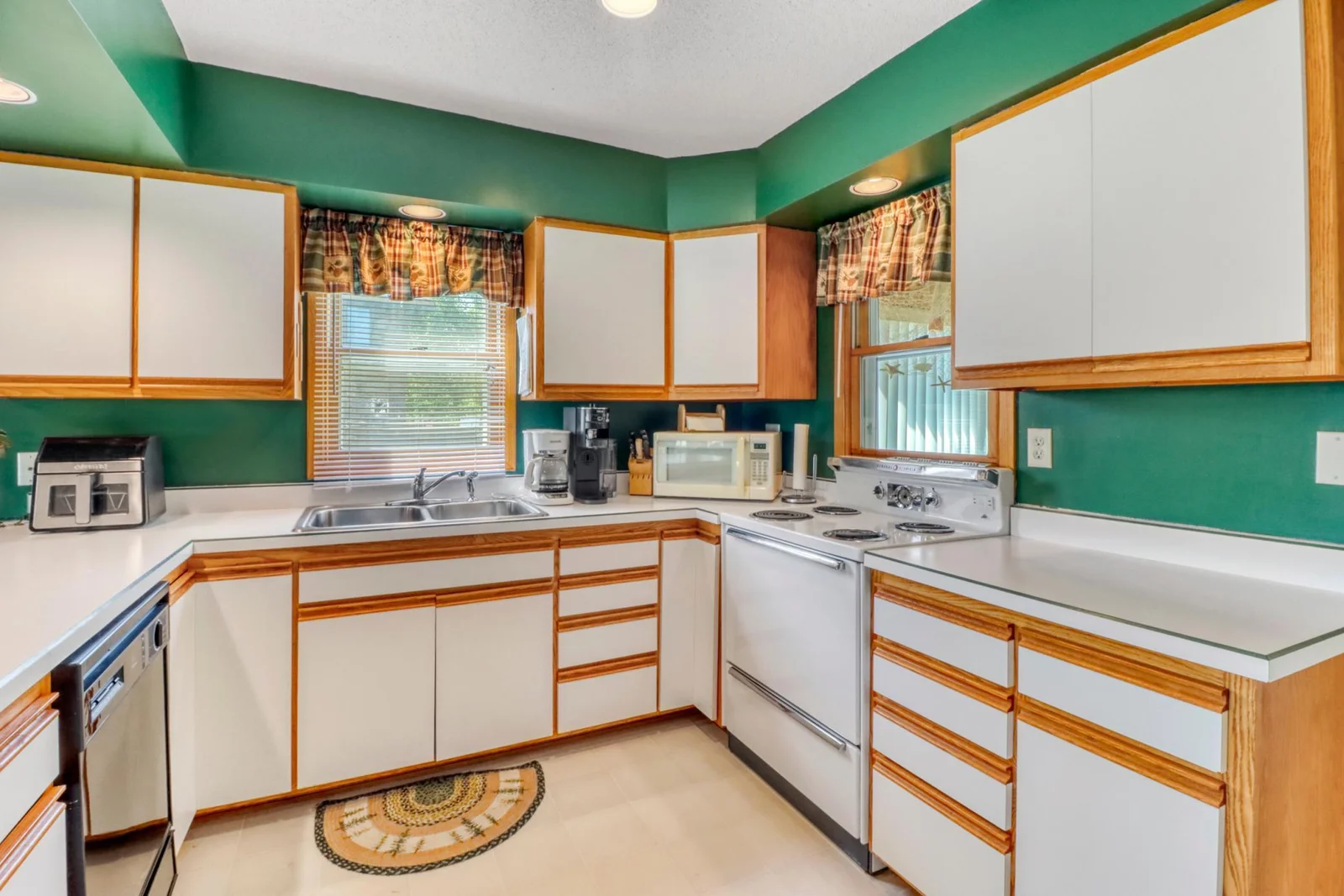 Kitchen1_3.JPG