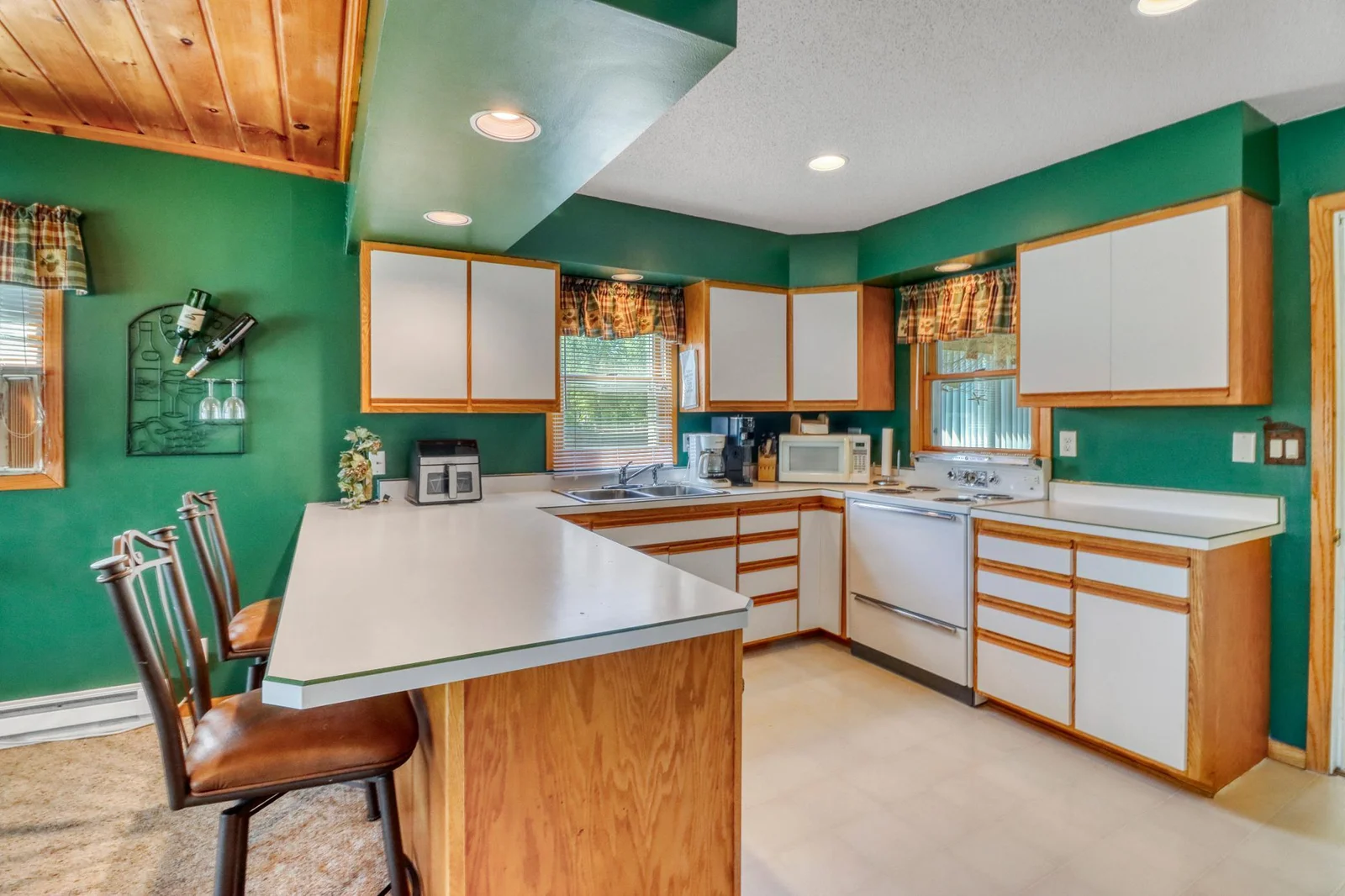 Kitchen1_2.JPG