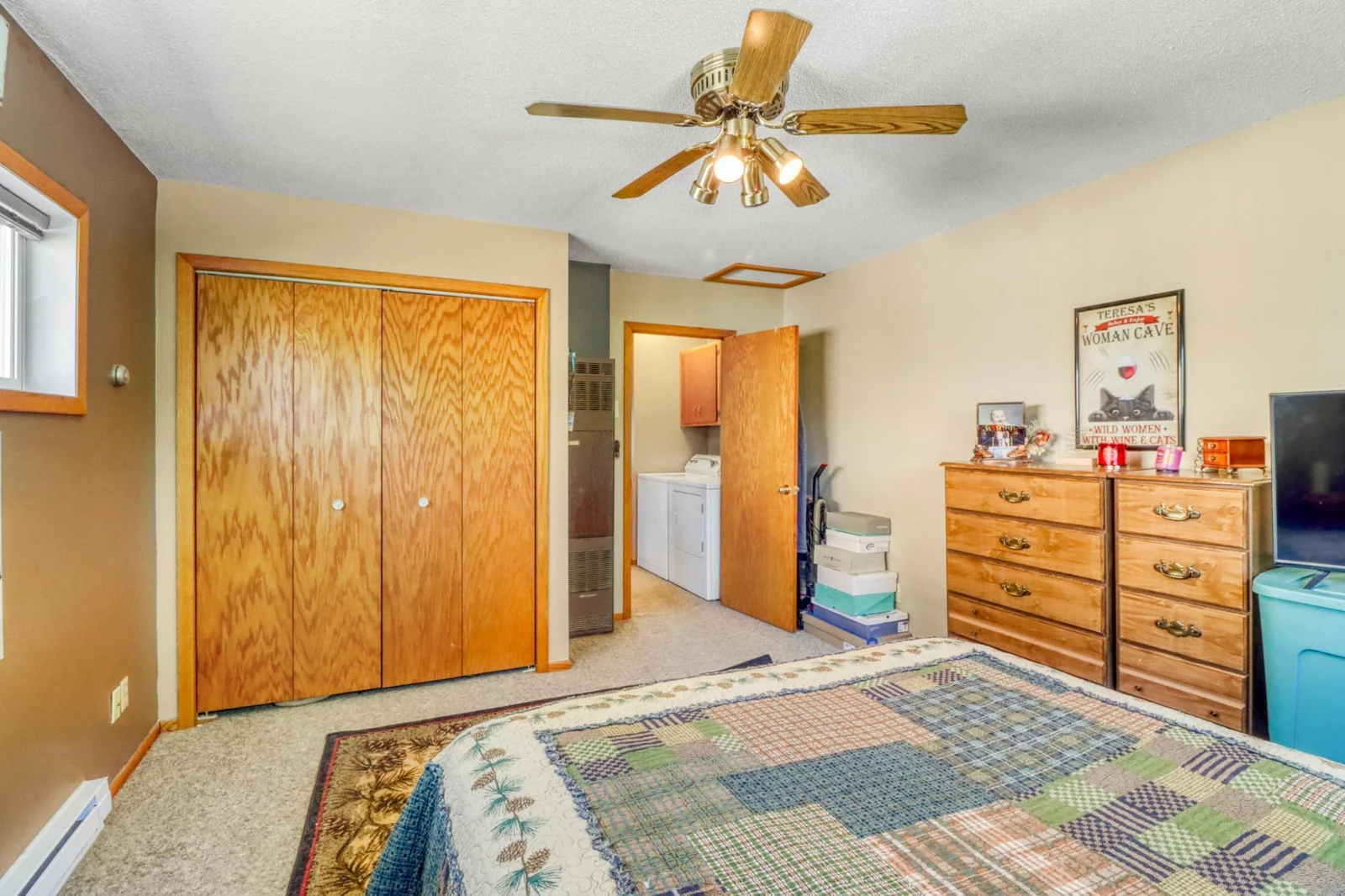 Bedroom1_2.JPG