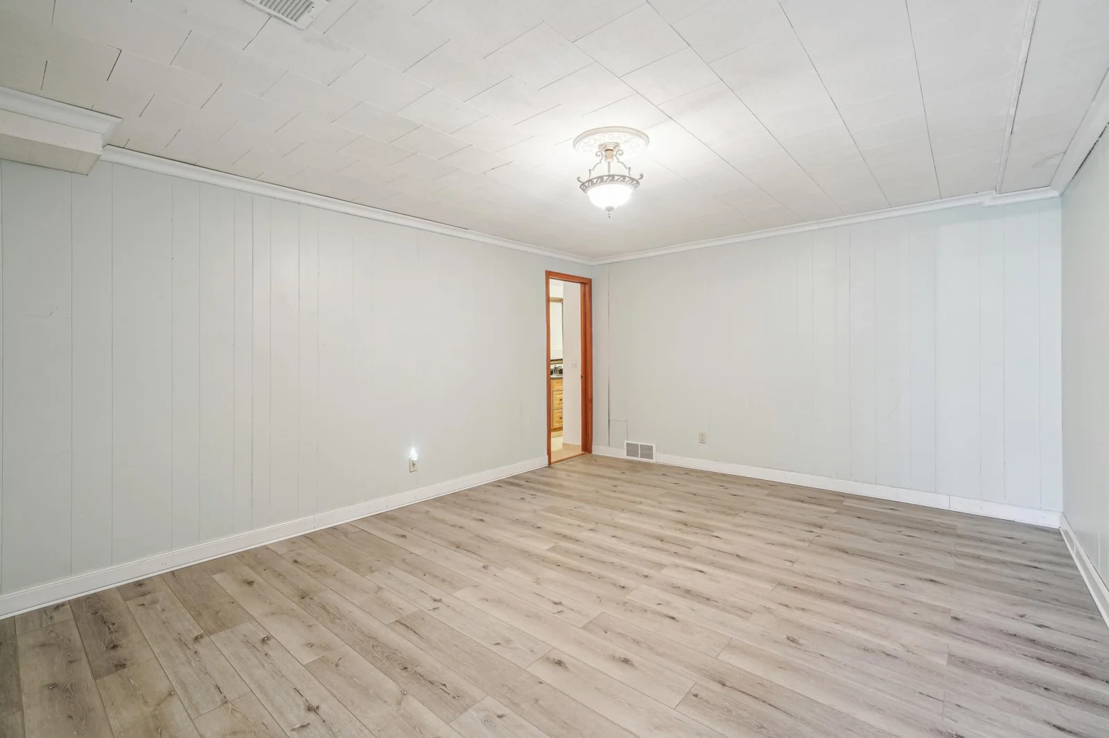 15_interior.jpg
