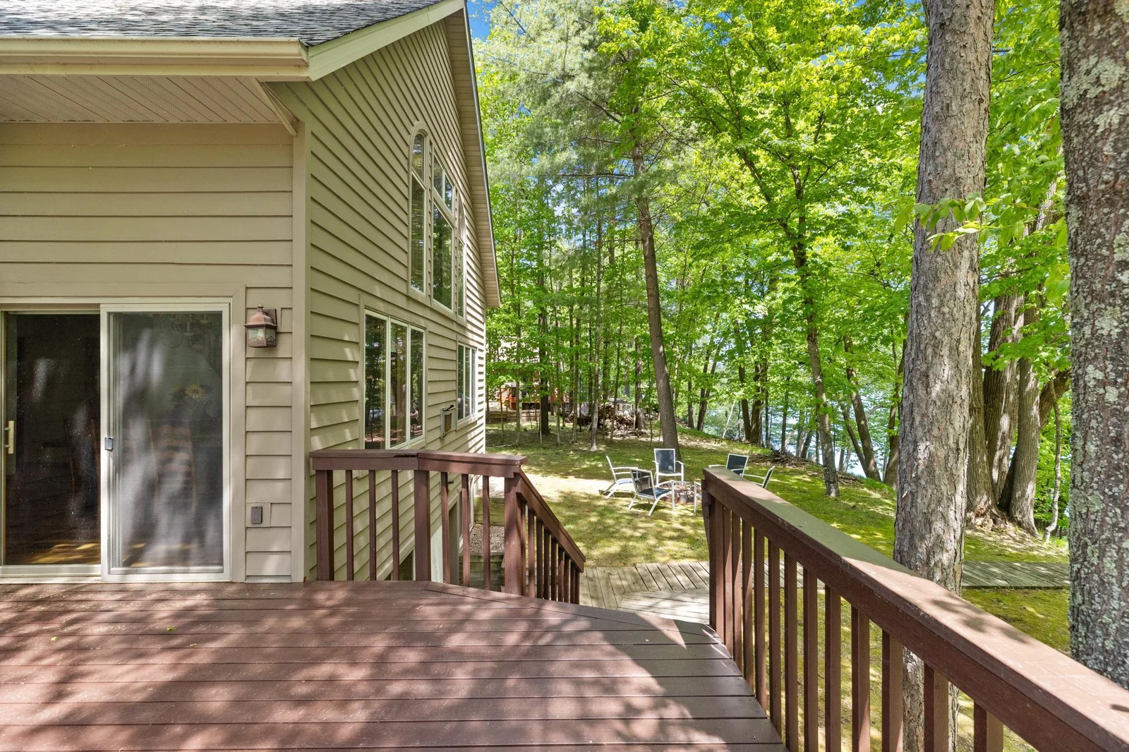 Steps to Lake Side Yard