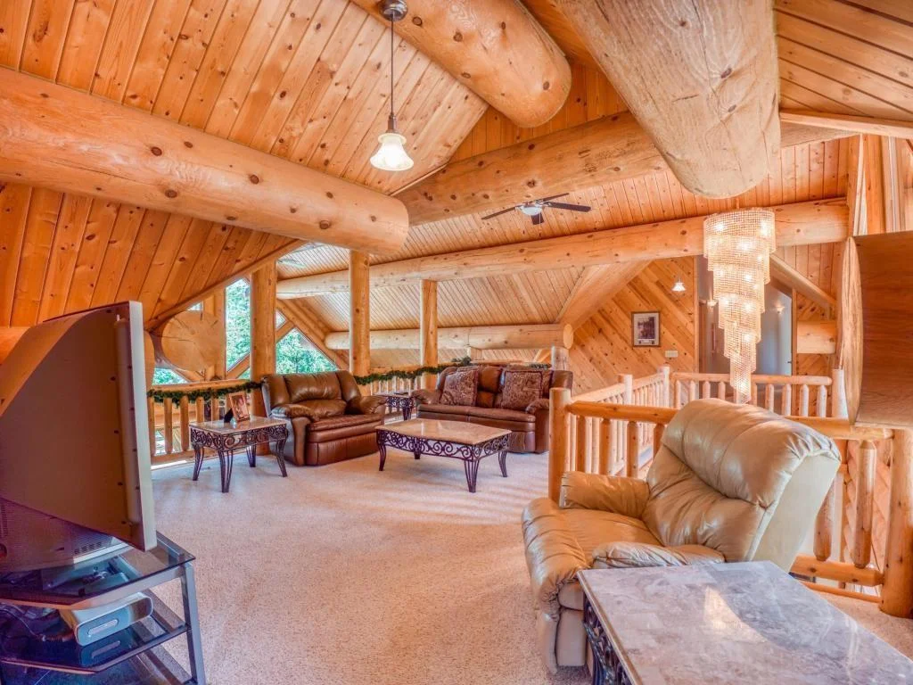 upstairs loft between bedrooms.jpg