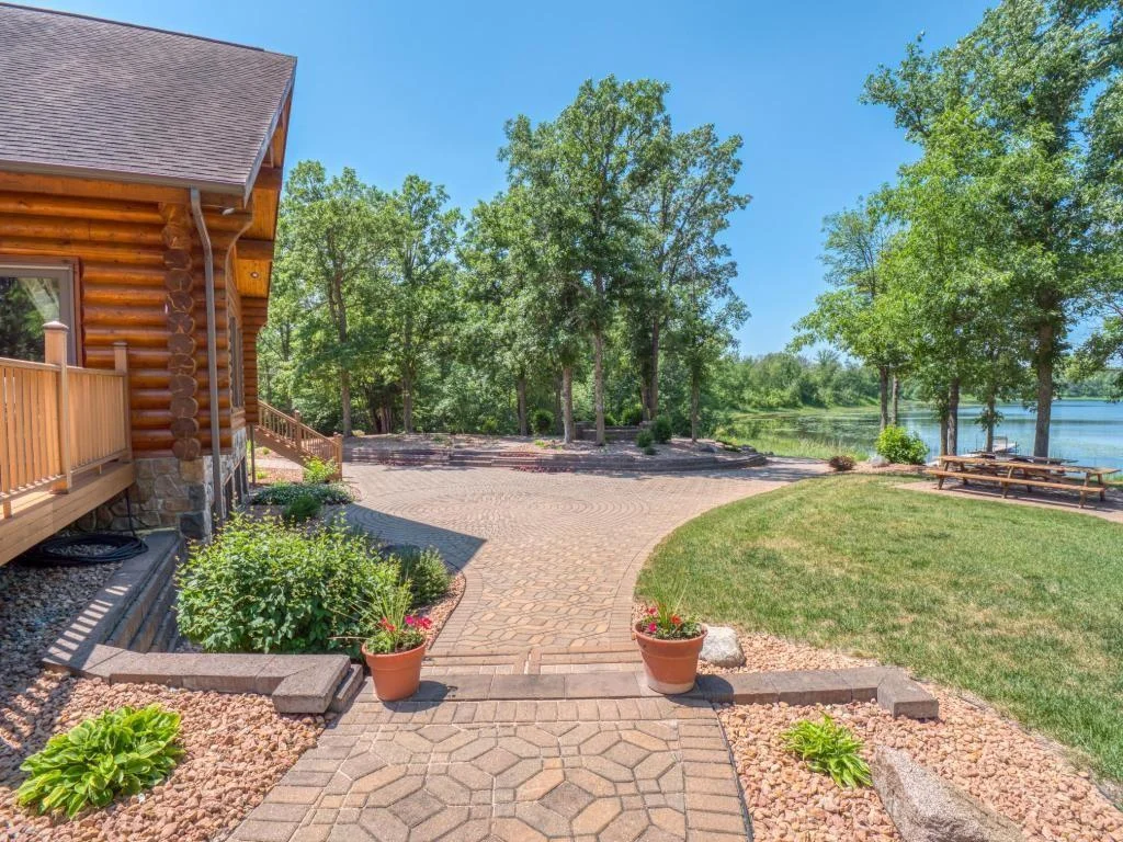 Walkway to lake.jpg
