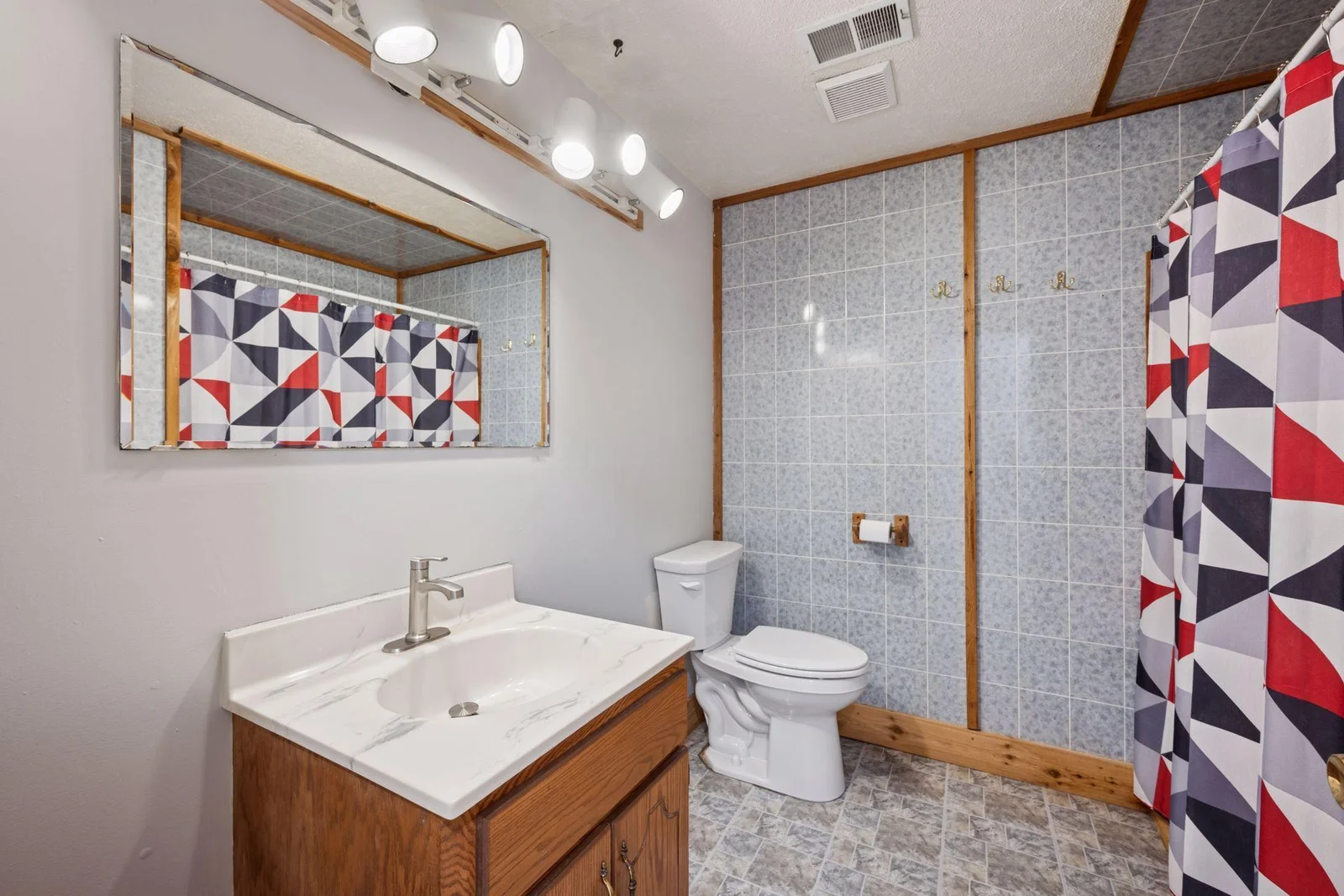 16760 203rd Avenue - Lower-Level Full Bath