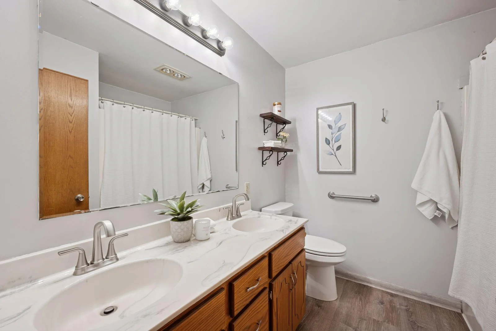 16760 203rd Avenue - Upper Full Bath