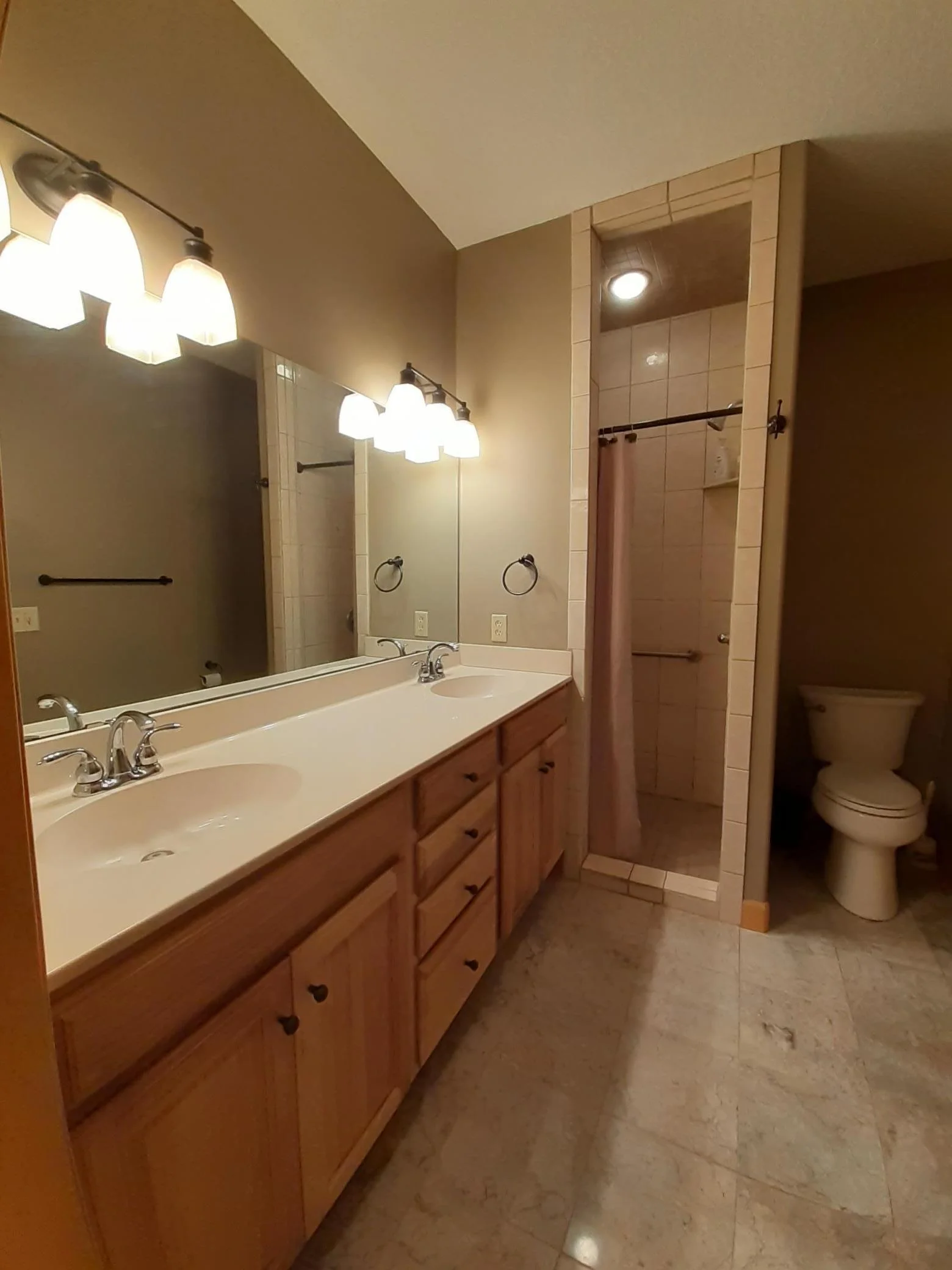 Primary Ensuite Double Sinks.jpg