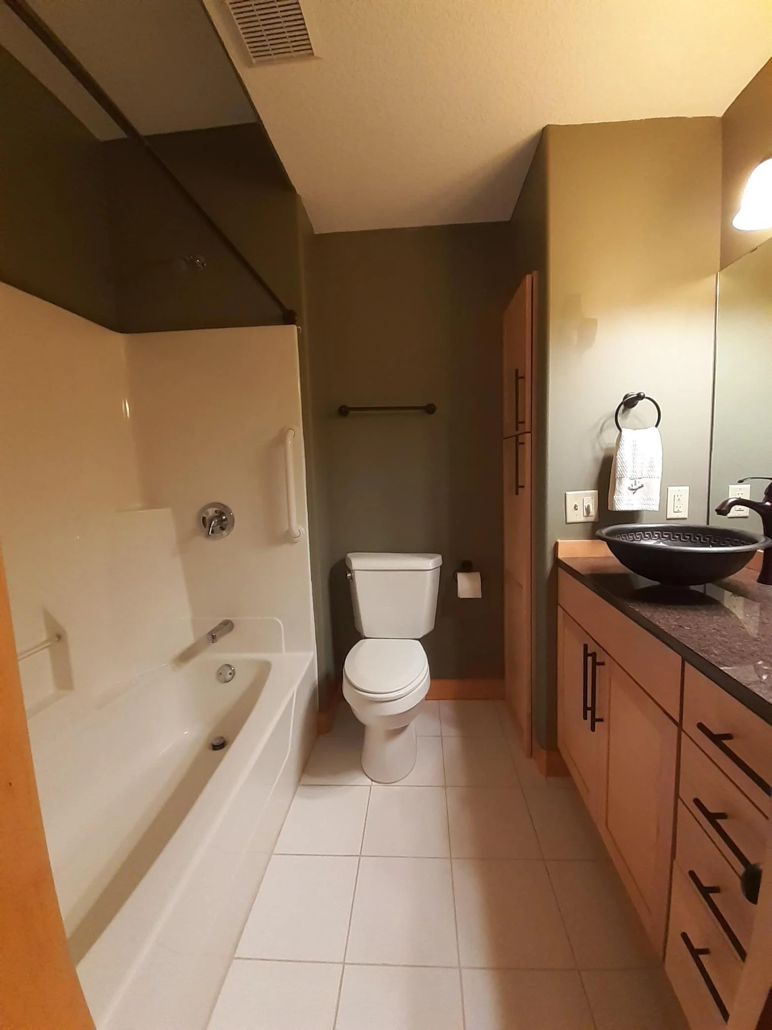 Ensuite bath.jpg