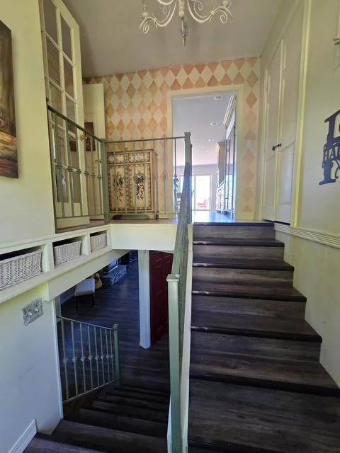 Stairway bringing up in to the main level