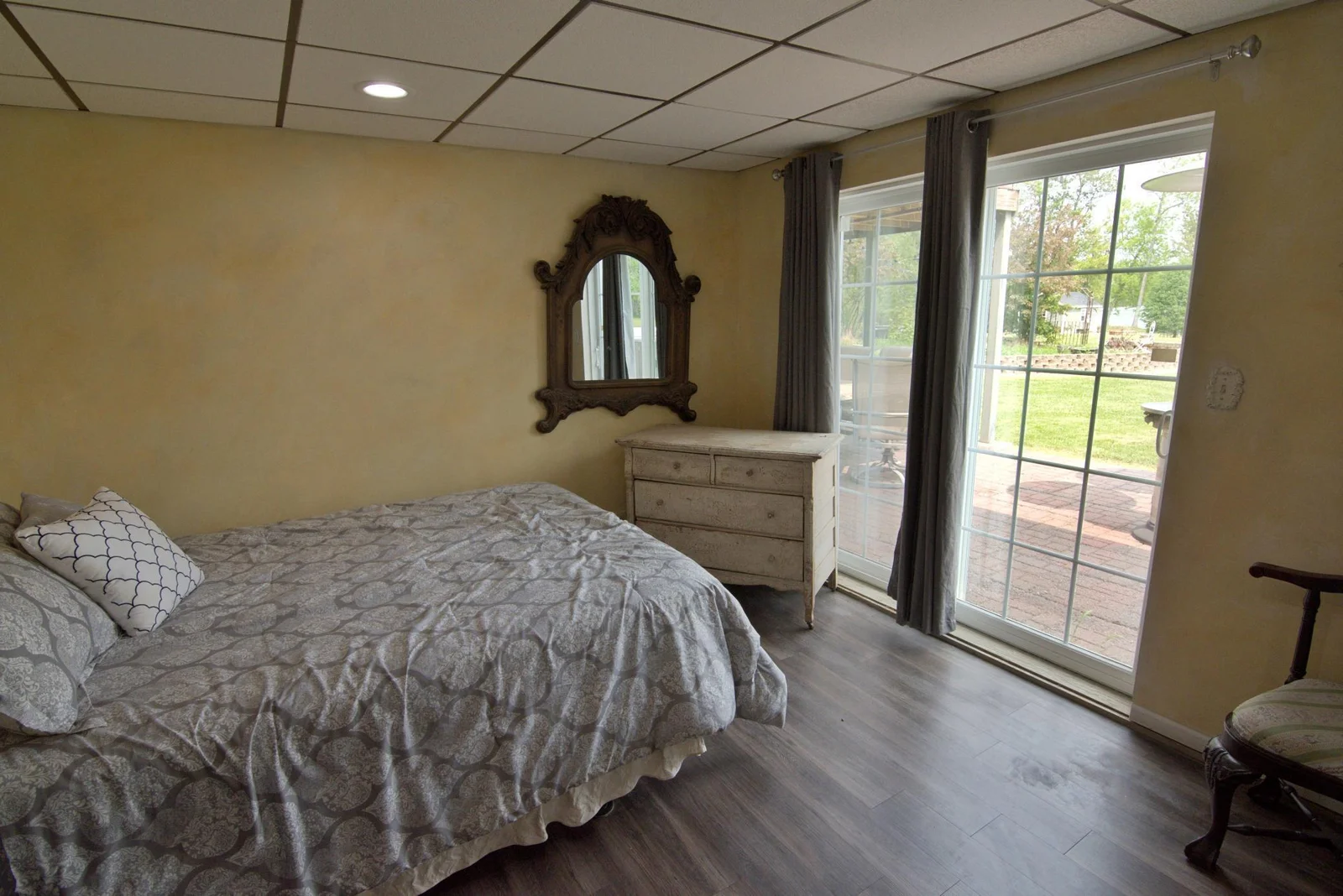 Imagine waking up with the lake just sets from your bedroom