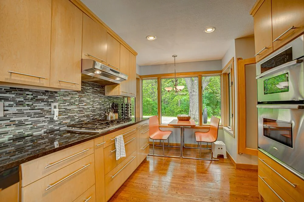 Gas 5 burner cooktop and abundant cabinets