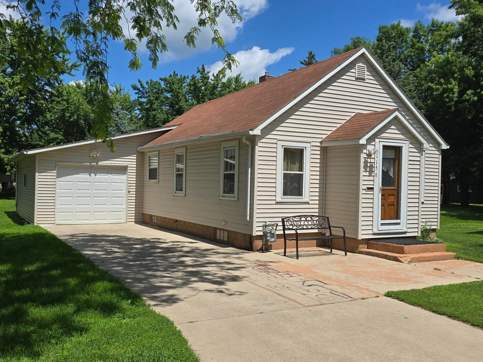 1156 River Road, Windom