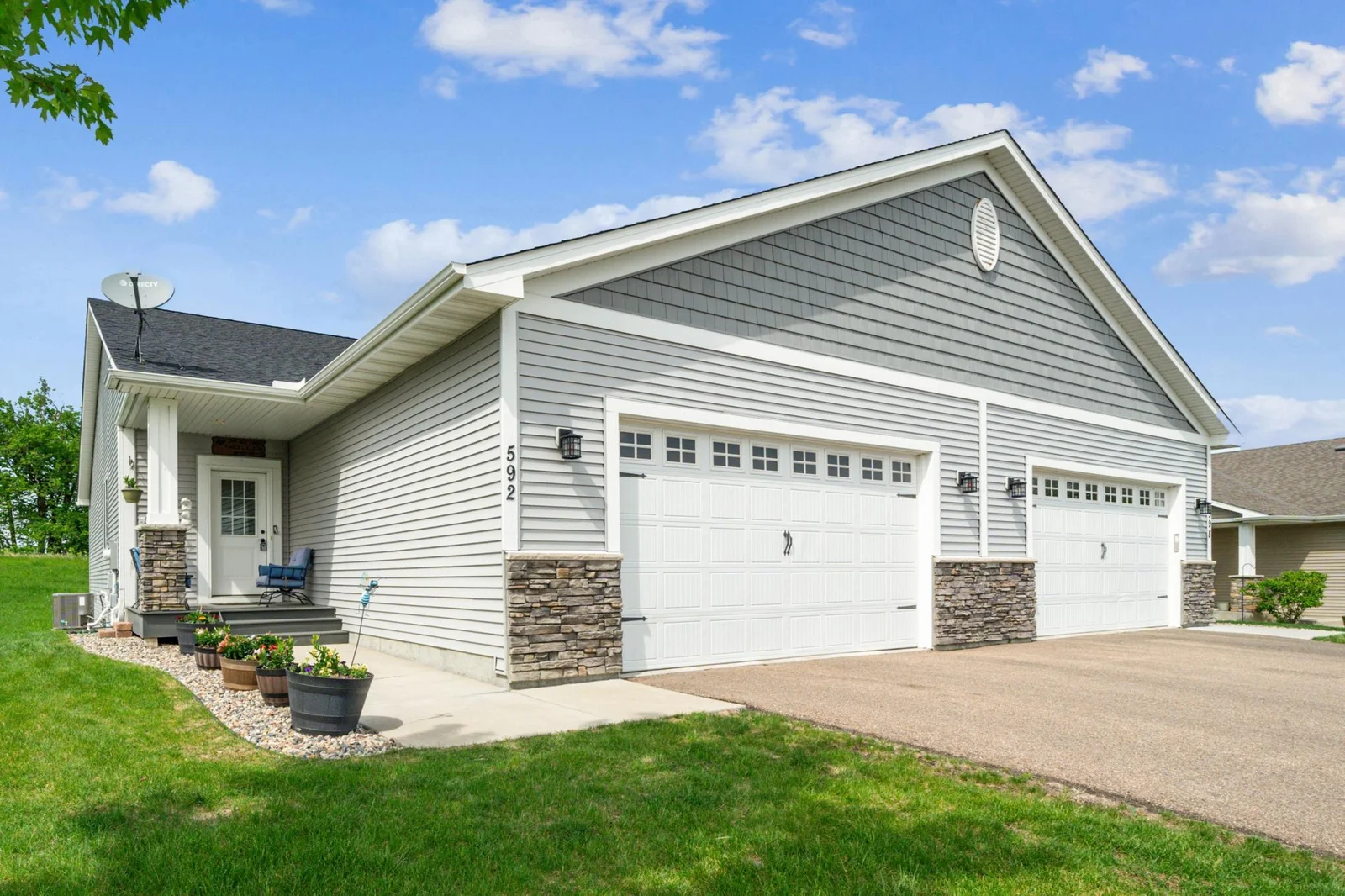 Photo 1 of 592 Shoreview