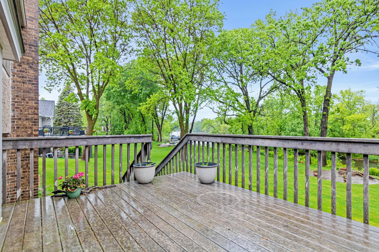 The deck has maintenance free floor boards, spindles and railings
