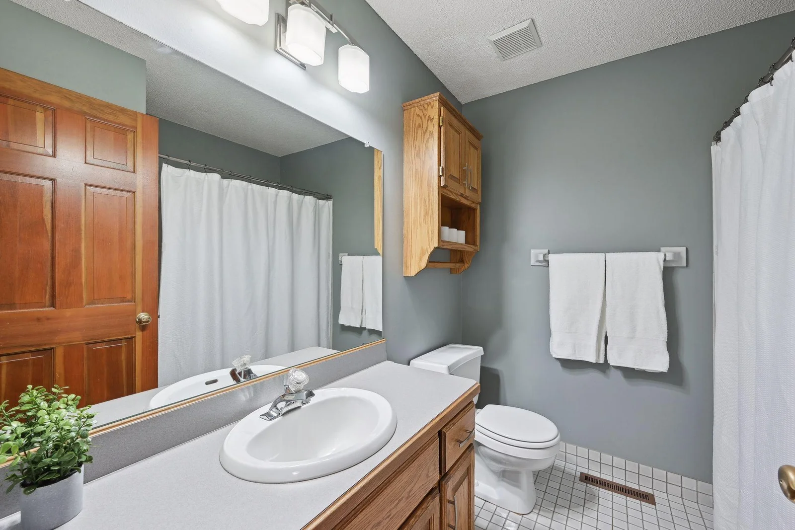 Upper level full bath