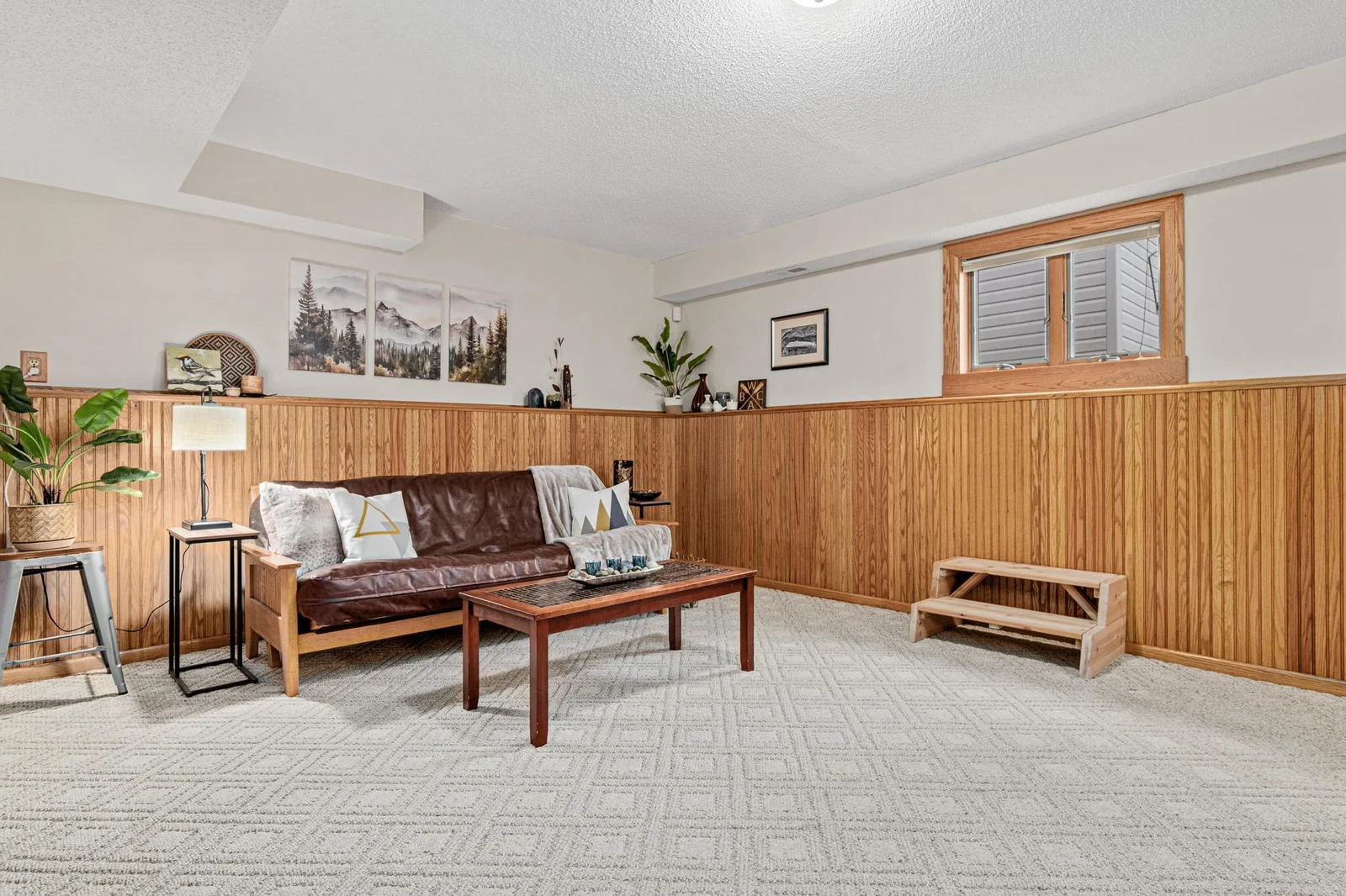 This forth level flex room offer endless opportunities of us