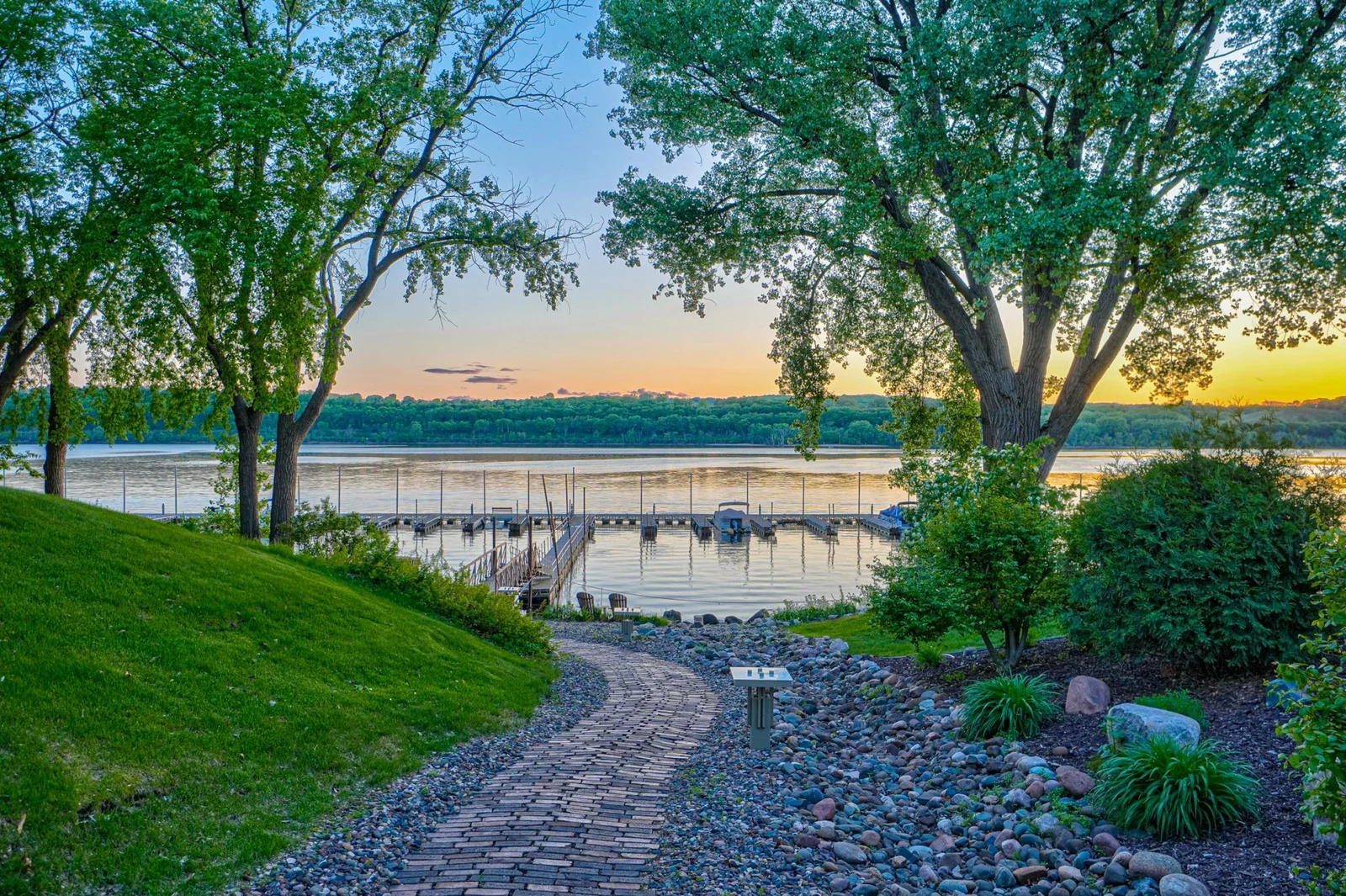 120 Eastbank Ct N Evening-11.jpg