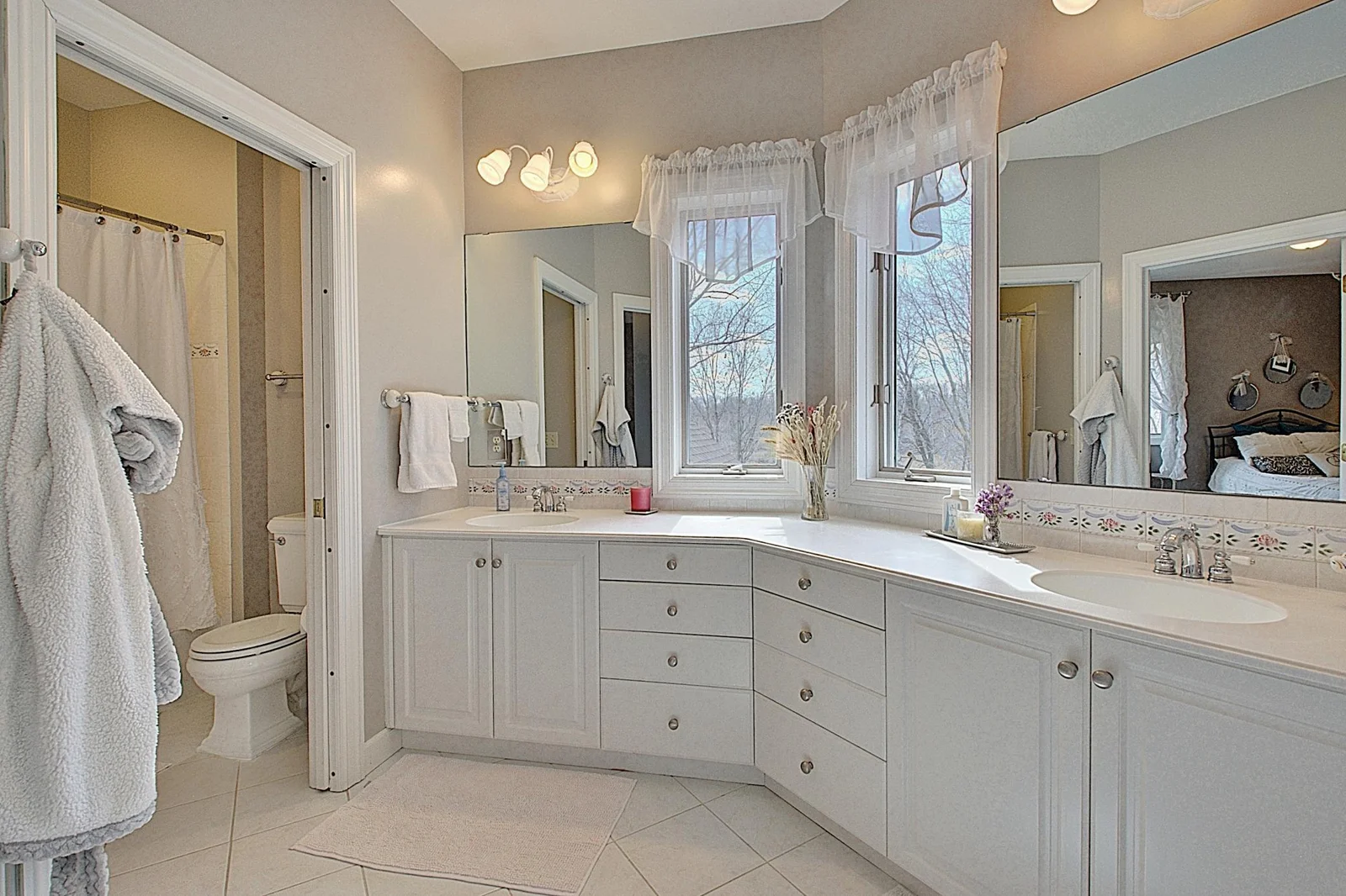 Jack-Jill Bath