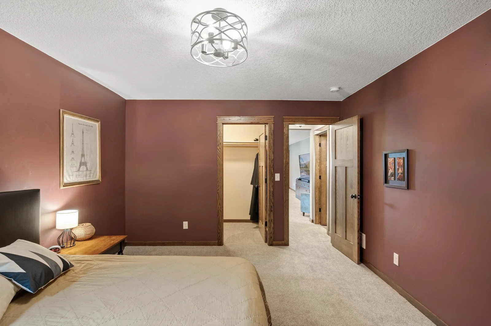 This room also features an awesome walk in closet for extra storage.