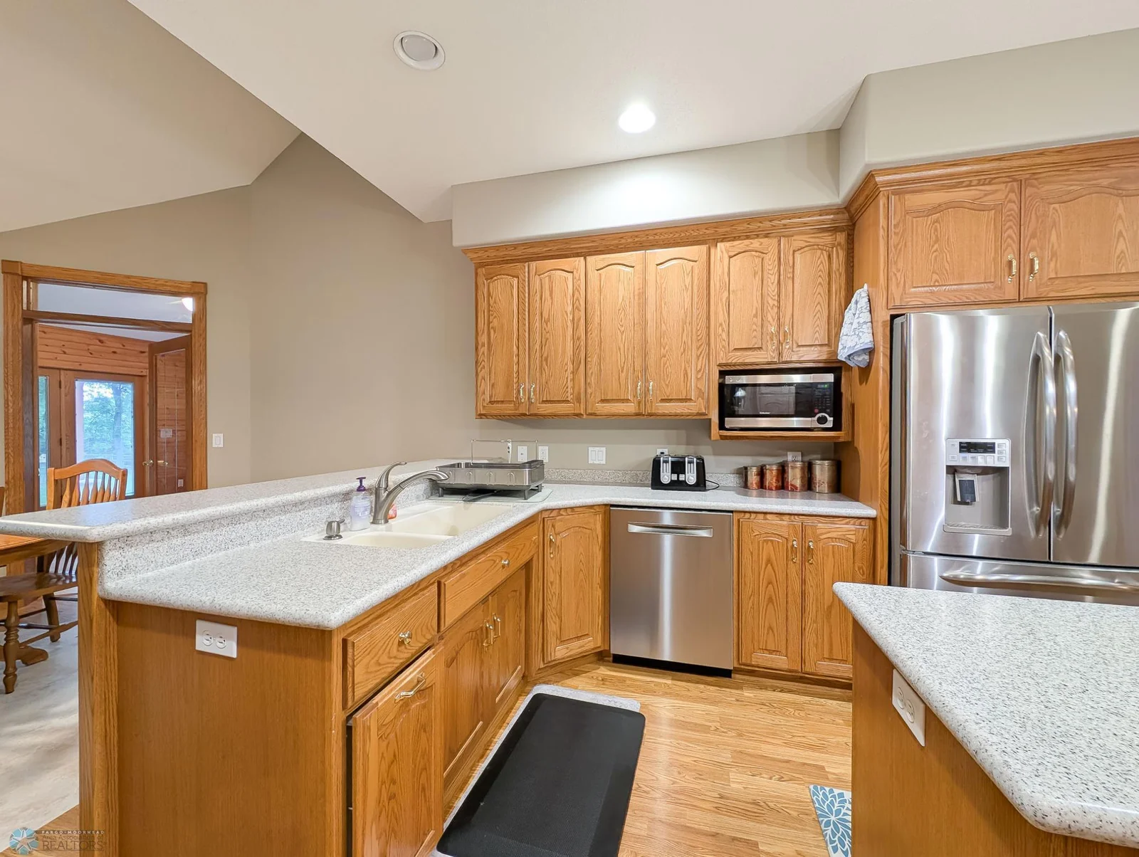 L2P050-142424217.jpg