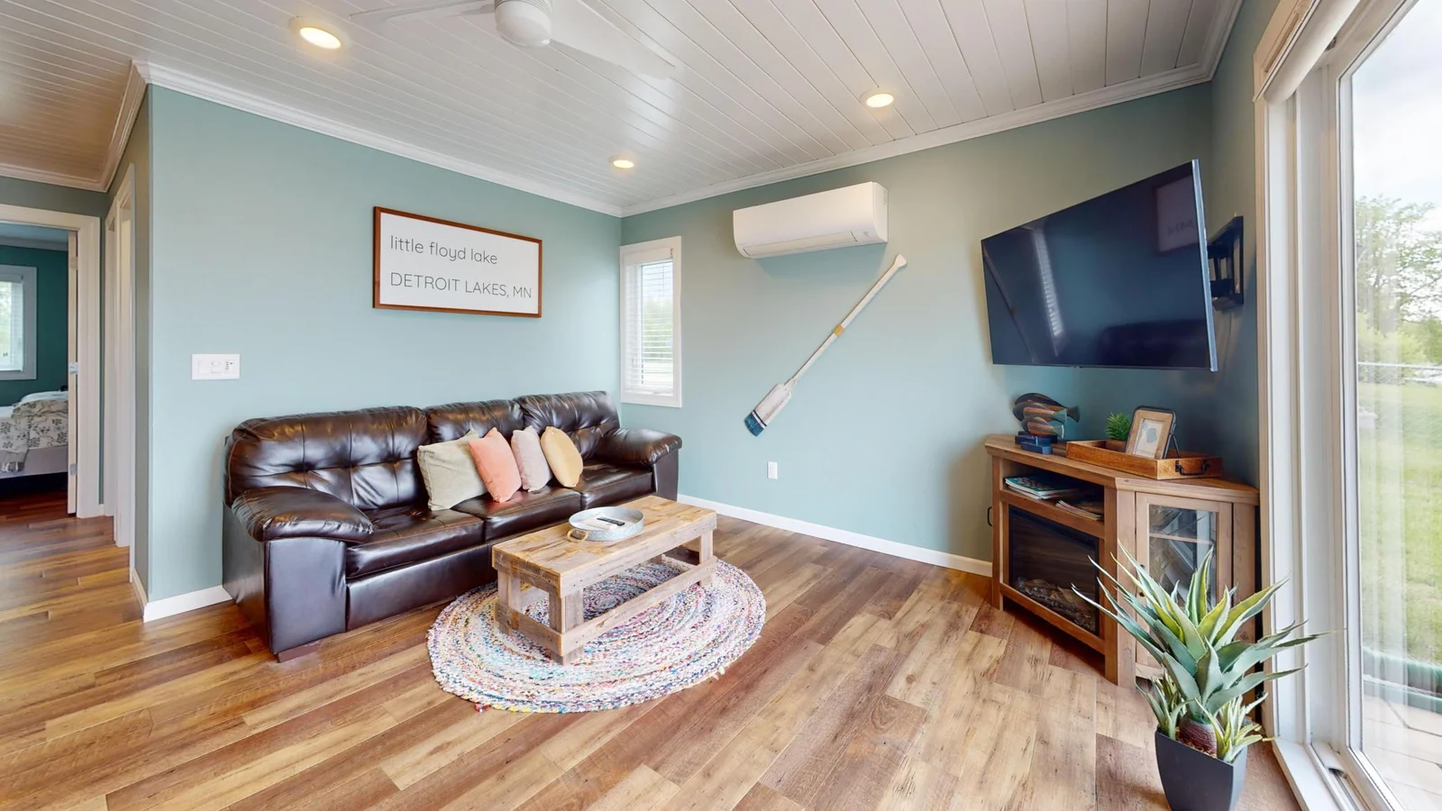 27096-Little-Floyd-Lake-Rd-Living-Room.jpg