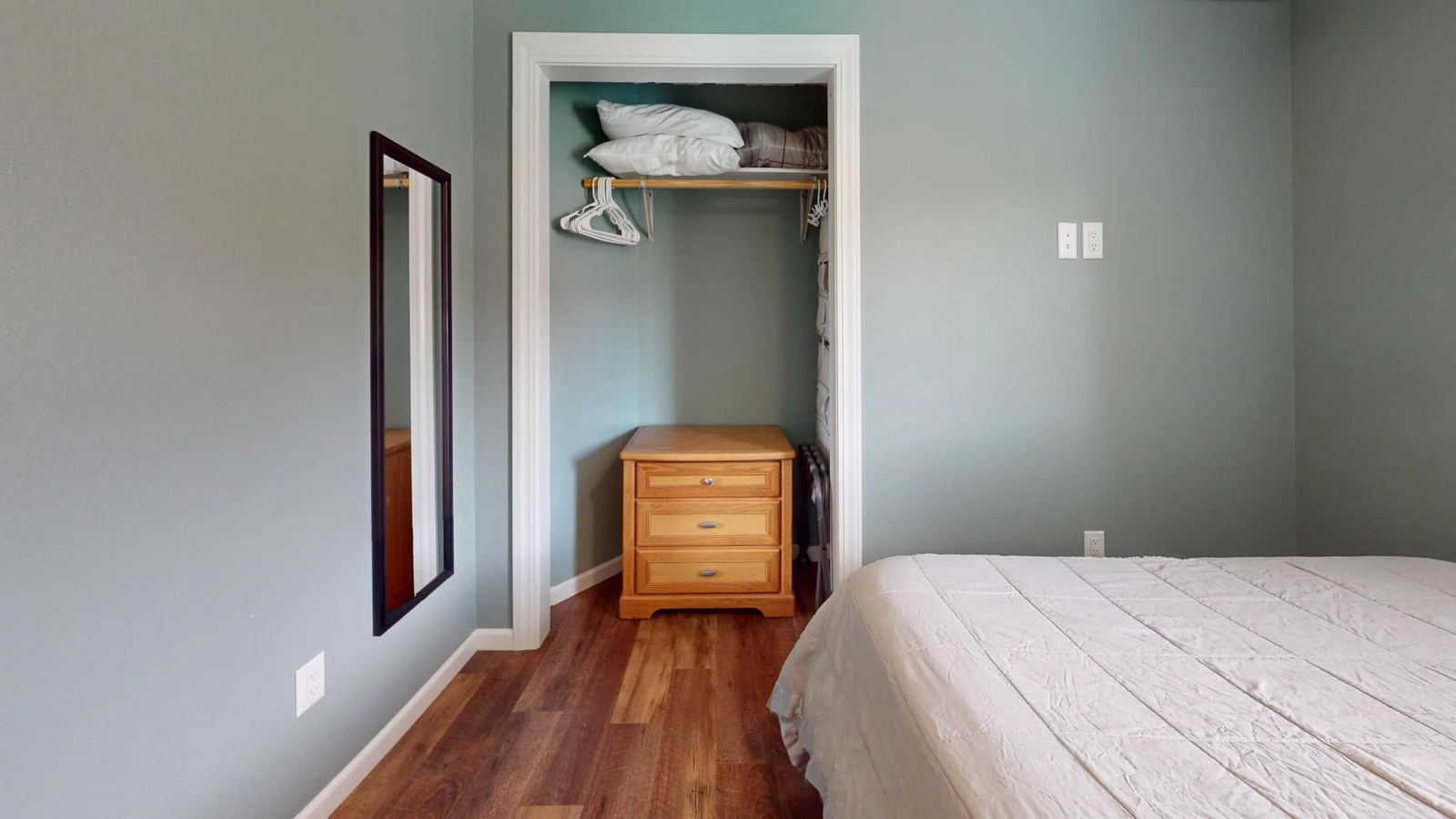 27096-Little-Floyd-Lake-Rd-Bedroom 1.jpg