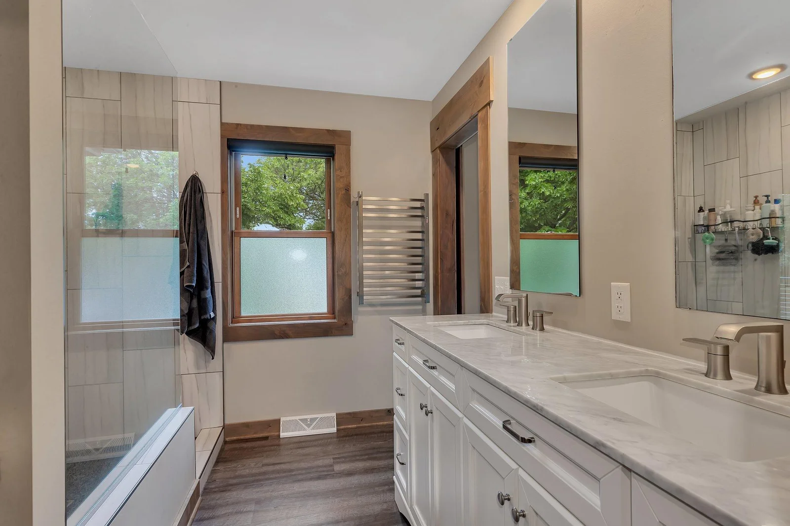 Double sink in bath.