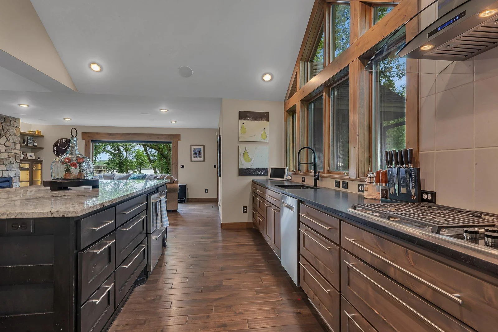 You will love cooking in a kitchen outfitted with a double oven and chef’s gas cooktop—ideal for culinary enthusiasts.