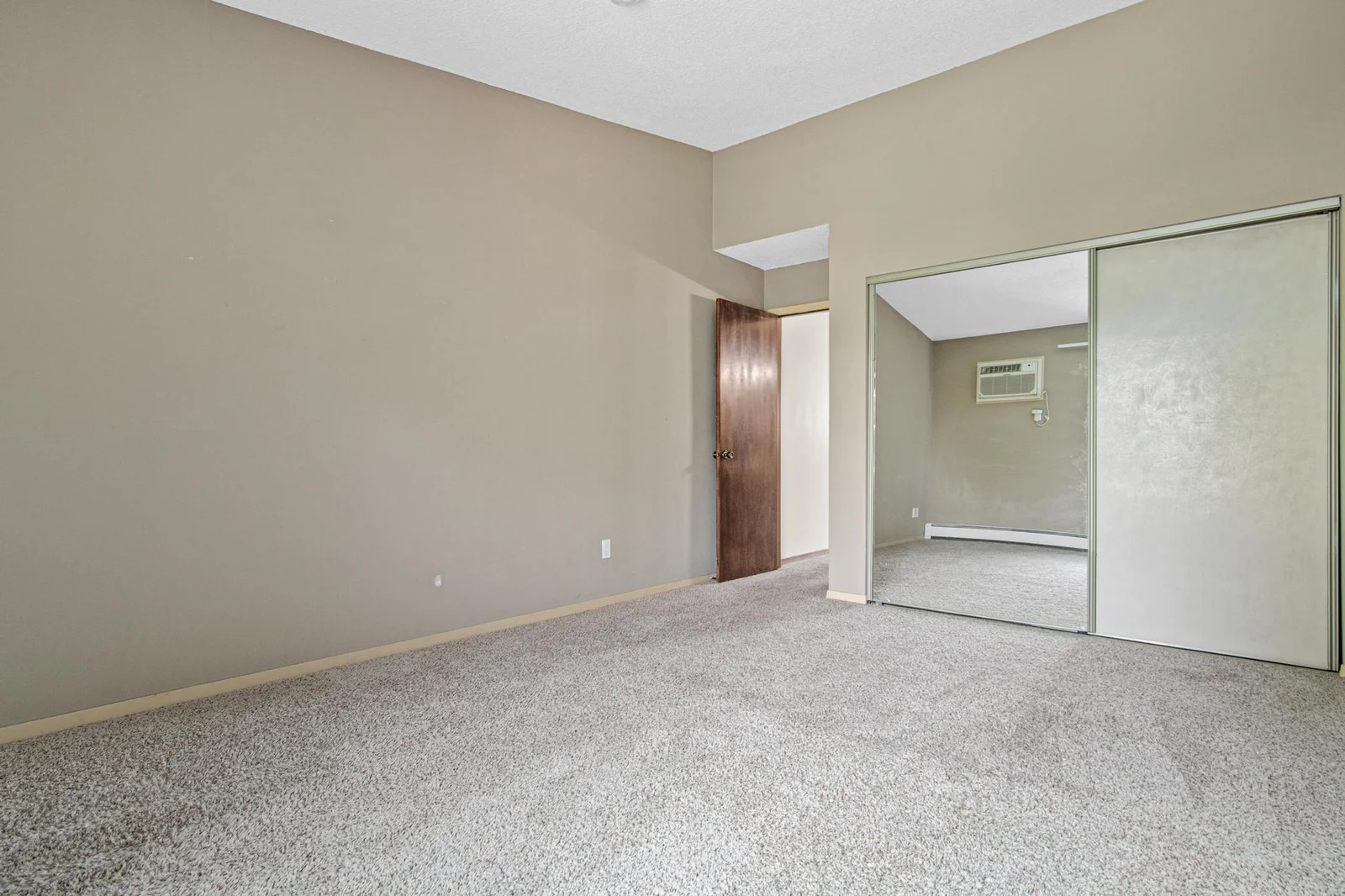 1566 Millpond Ct, Chaska-14.jpg
