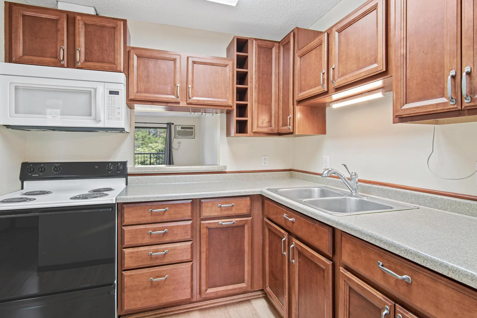 1566 Millpond Ct, Chaska-7.jpg
