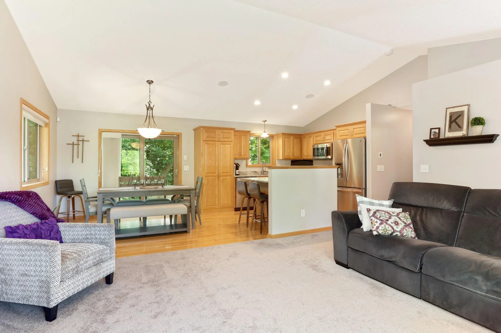 6-web-or-mls-10483 6TH ST NE_006.jpg